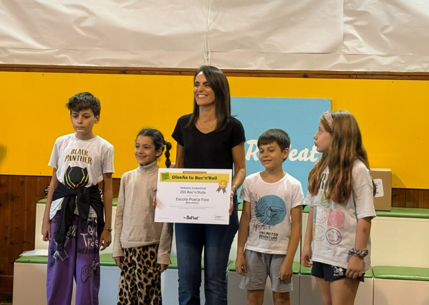 Meritxell Hernández, fundadora y CEO de Roll'eat, entrega el diploma a los alumnos ganadores del concurso