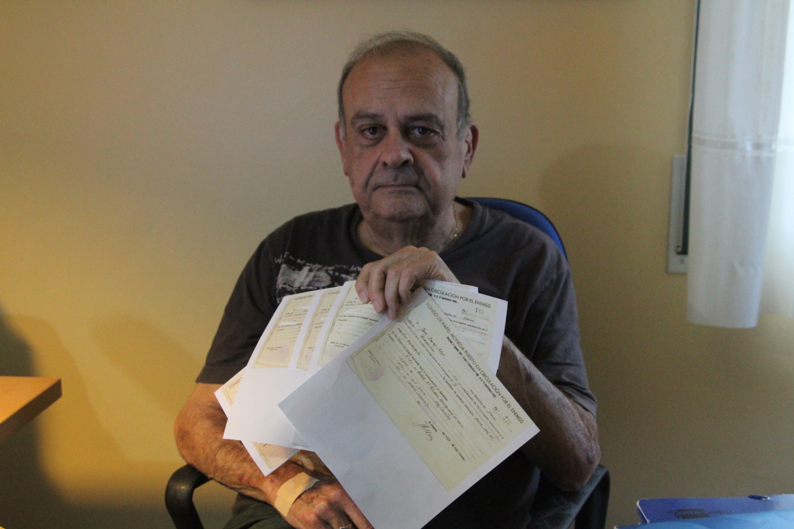 Joaquim Gràcia mostra els cinc títols de la seva família que van rebre després de les confiscacions franquistes | A.R.