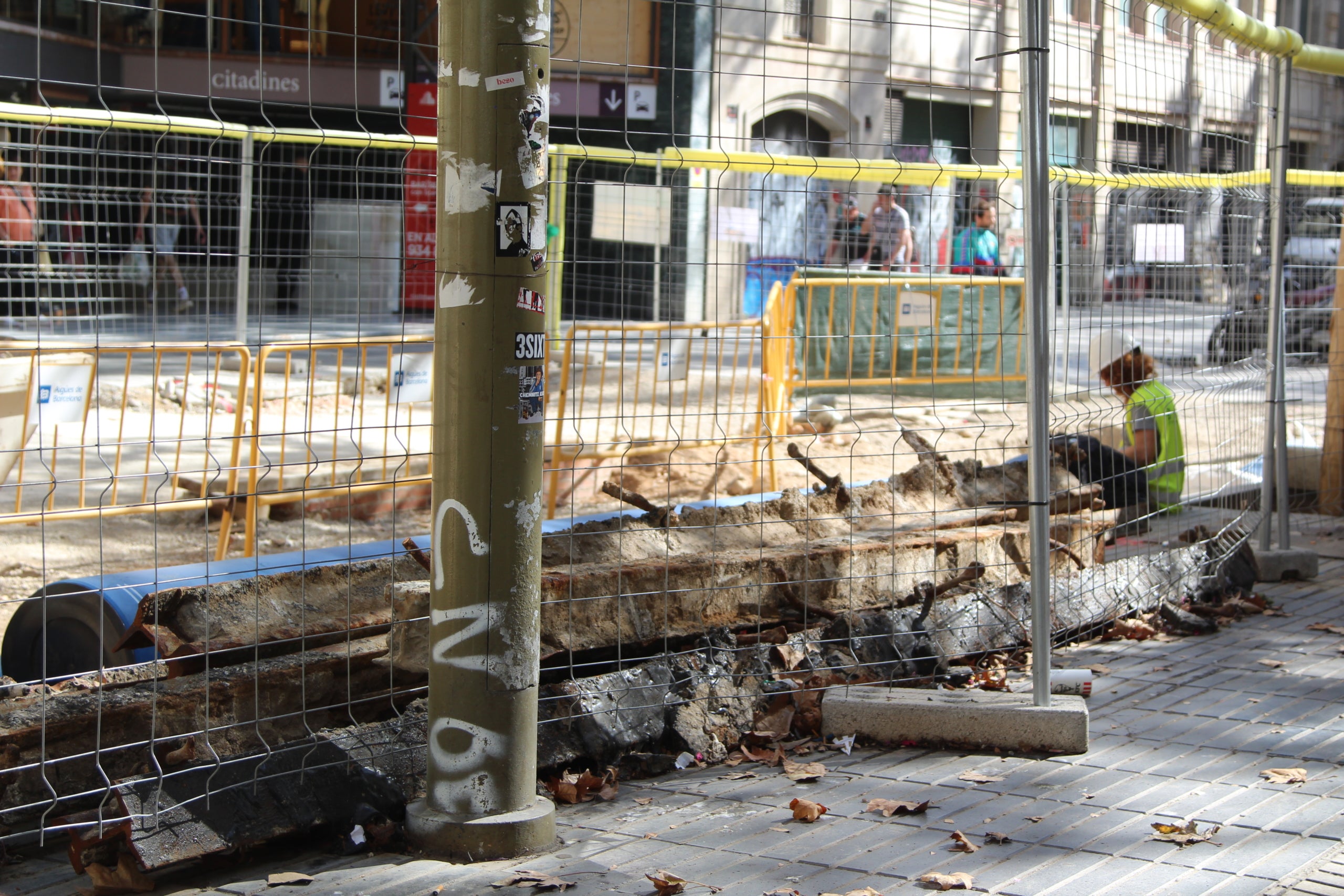 Els raïls de l'antic tramvia s'amunteguen al marge de les obres de la Rambla / A.R.