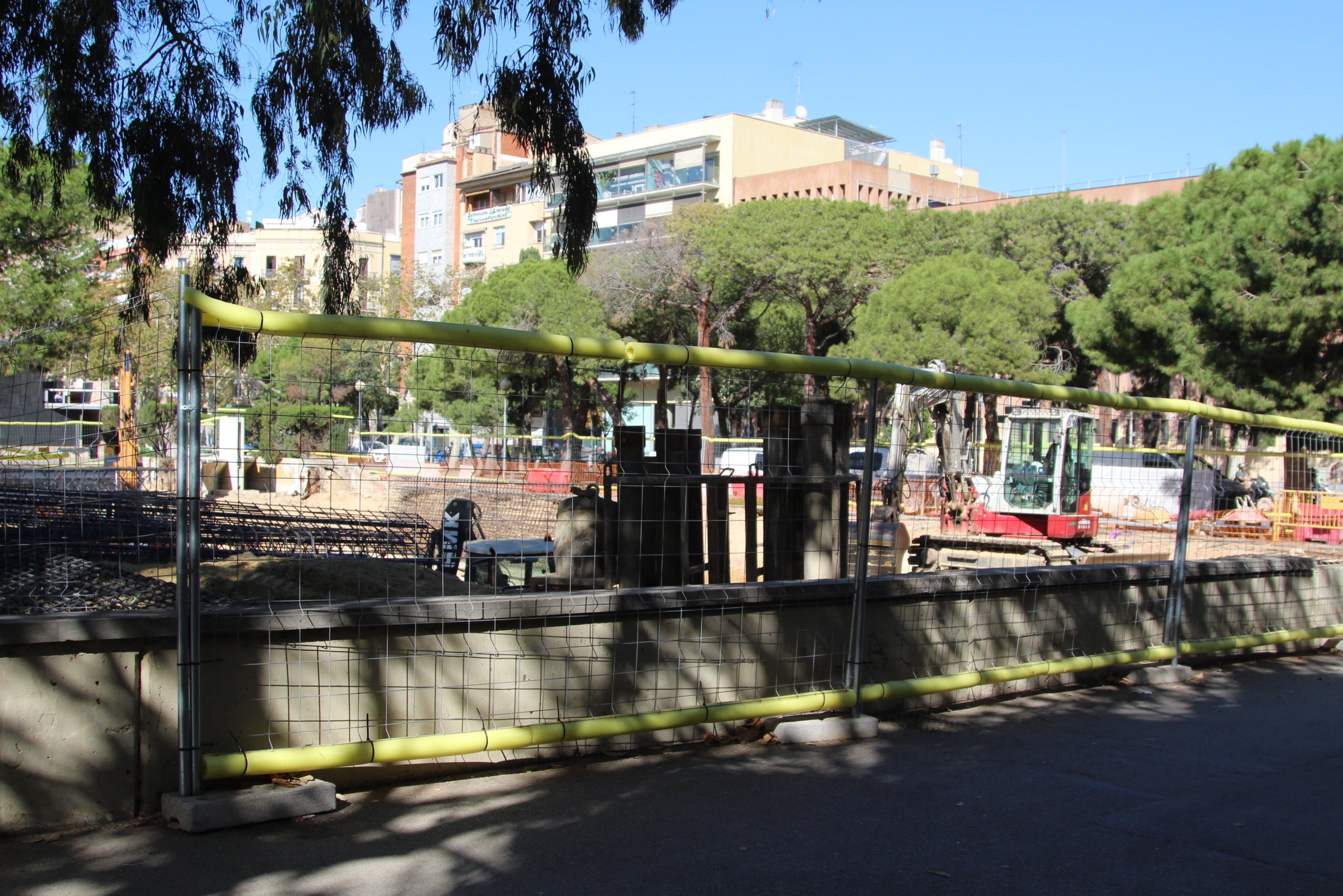 Obres d'ampliació de la xarxa d'aigua freàtica al parc de Joan Miró de l'Eixample, fa uns mesos / A.R.