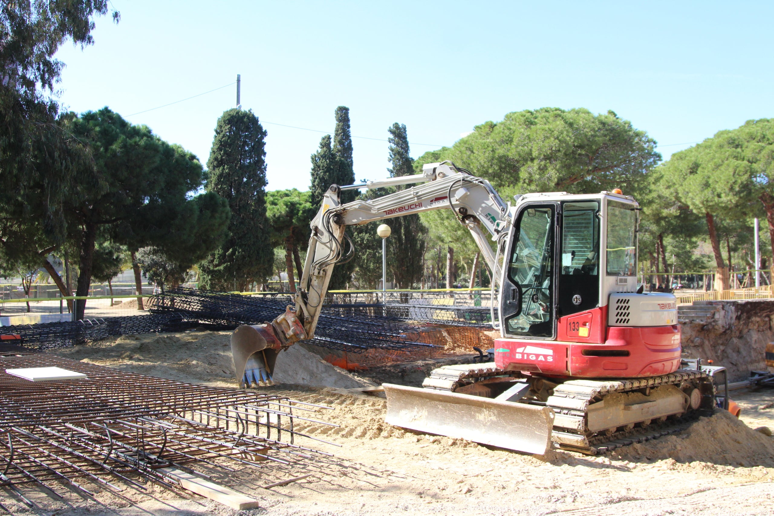 Les obres d'ampliació de la xarxa d'aigua freàtica que s'estan duent a terme al parc de Joan Miró de l'Eixample / A.R.