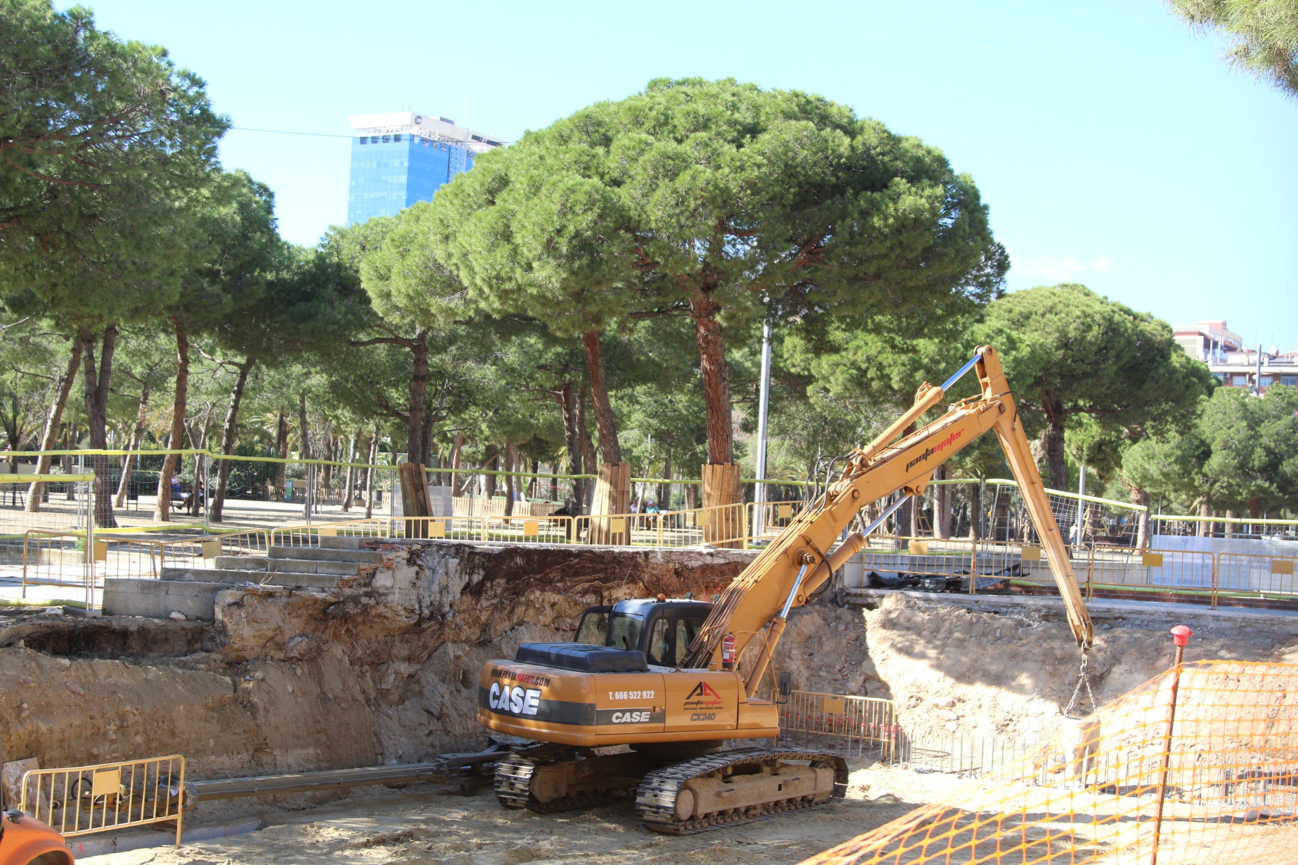 Les obres d'ampliació de la xarxa d'aigua freàtica que s'estan duent a terme al parc de Joan Miró de l'Eixample / A.R.