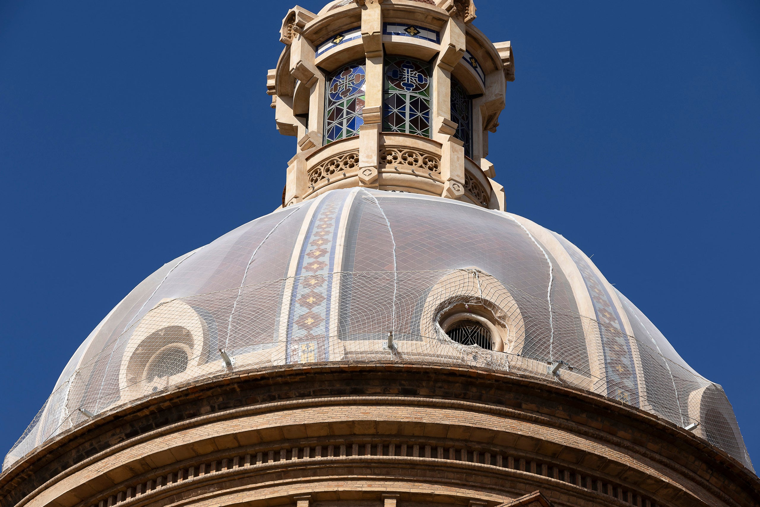 La cúpula de la iglesia de Sant Andreu del Palomar rodeada por una red de protección por su mal estado.
10.10..2024, Barcelona
foto: Jordi Play