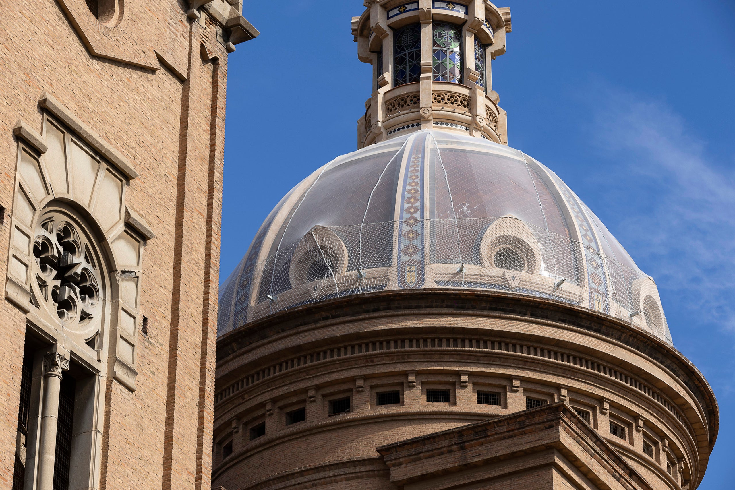 La cúpula de l'església de Sant Andreu del Palomar envoltada per una xarxa de protecció pel seu mal estat.
10-10-2024
| Jordi Play