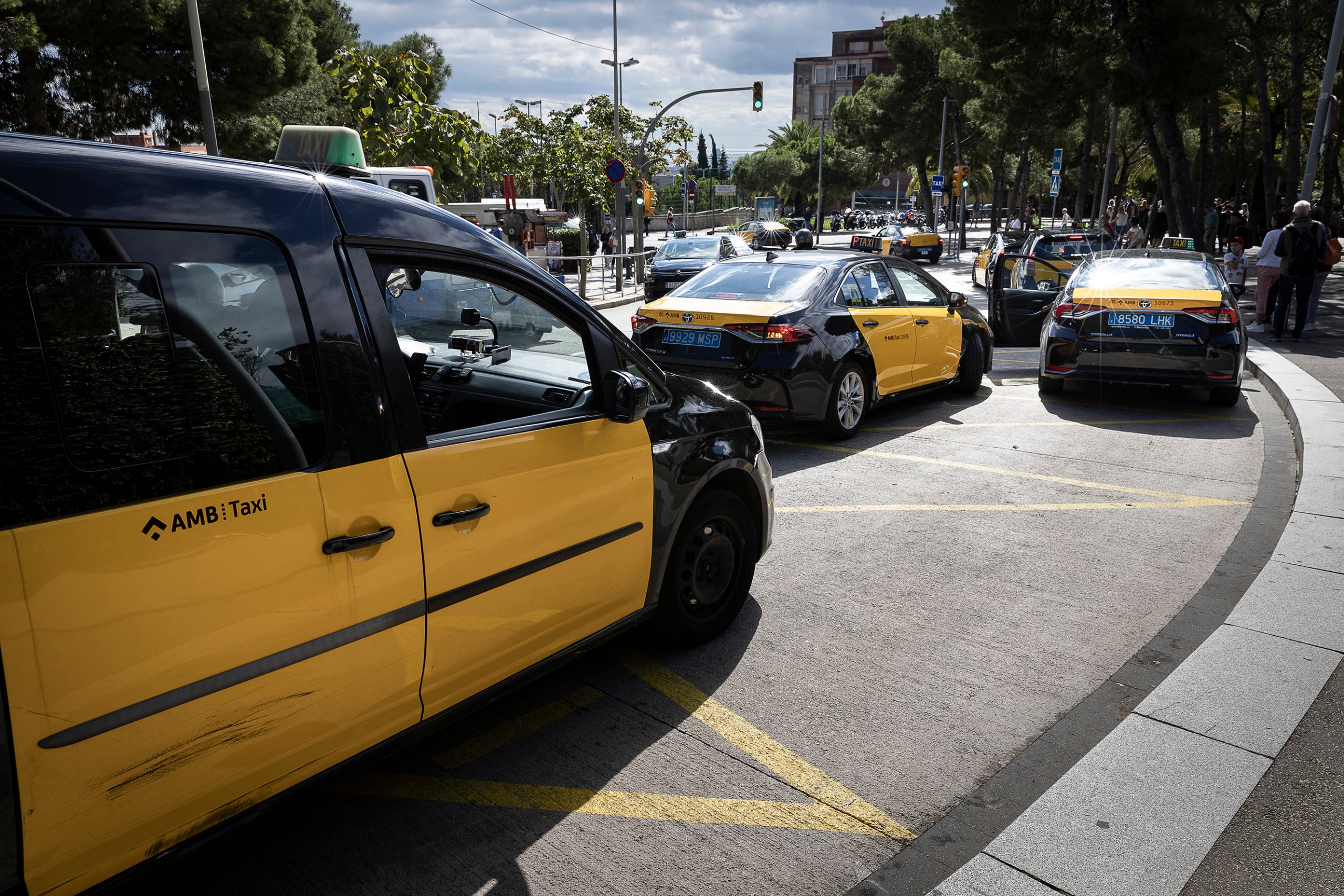 Accés taxis i bus turístic al Park Güell. Aglomeració de taxis, VTC i busos a la carretera del Carmel.
03.10..2024, Barcelona
foto: Jordi Play