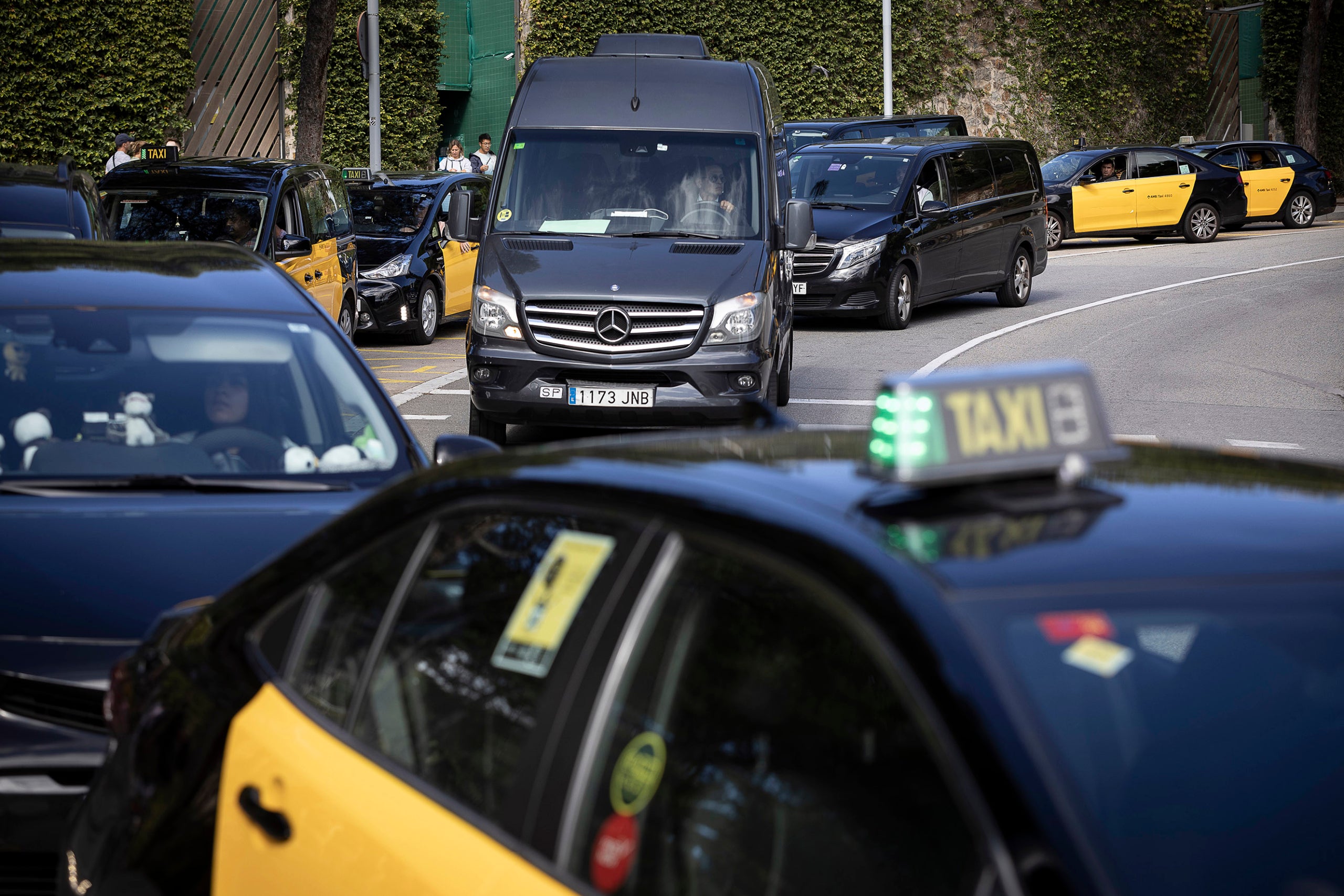 Aglomeració de taxis, VTC i cotxes als entorns del Park Güell / Jordi Play