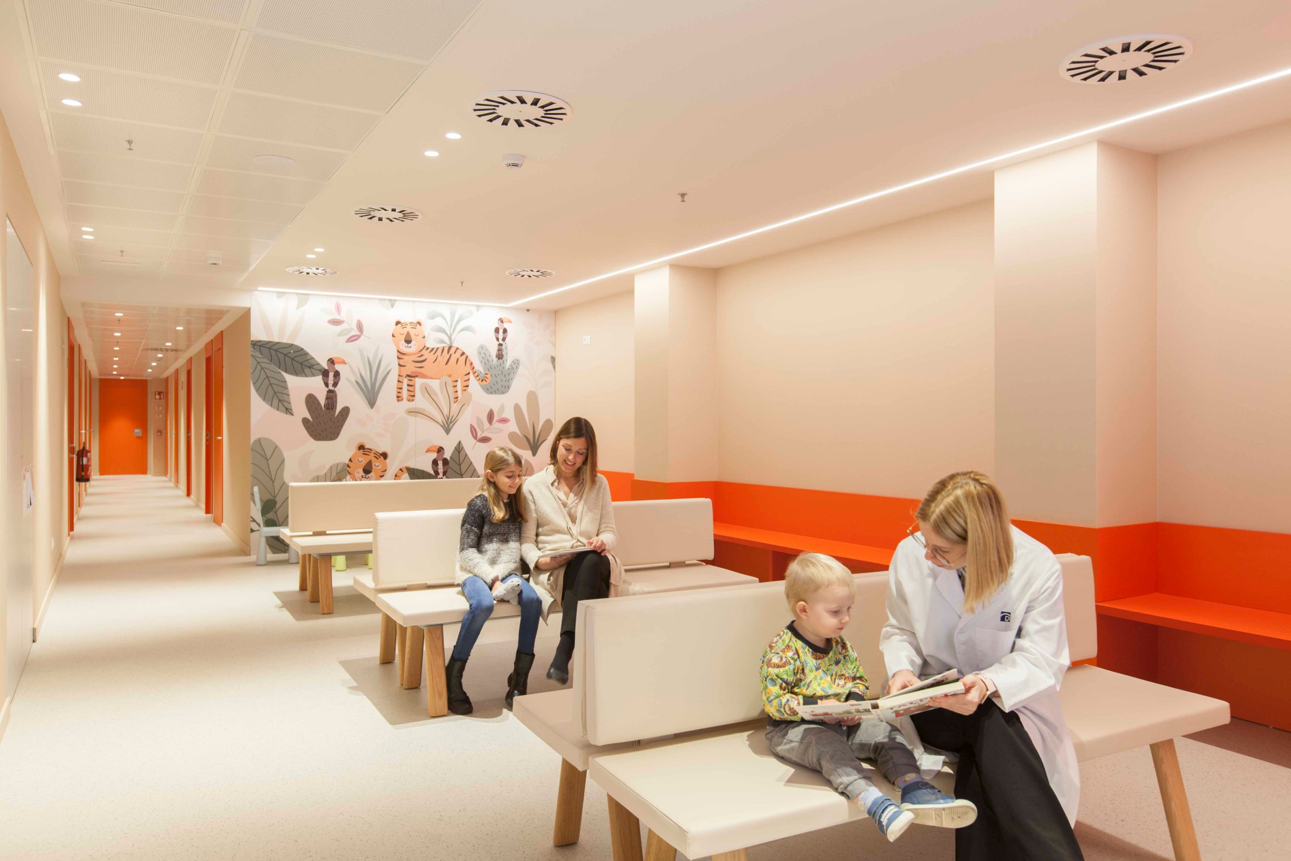 Sala de espera de pediatría de la Clínica del Remei / CNSR