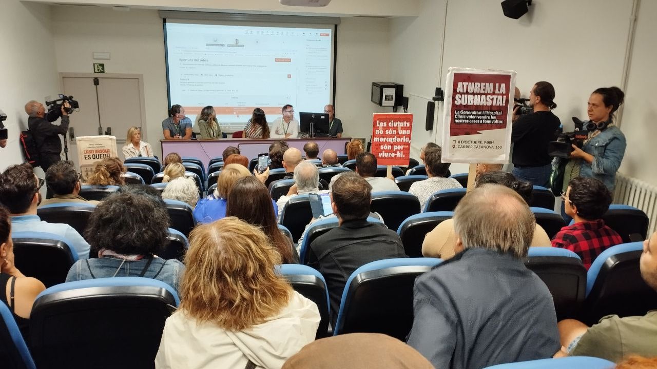 Un dels moments de la subhasta de cinc blocs de pisos de l'Hospital Clínic d'aquest dimarts / Sindicat de Llogateres