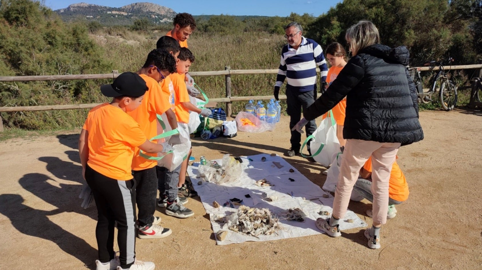 Acció de recollida de residus a la Gola de Ter. Foto: Ajuntament de Torroella