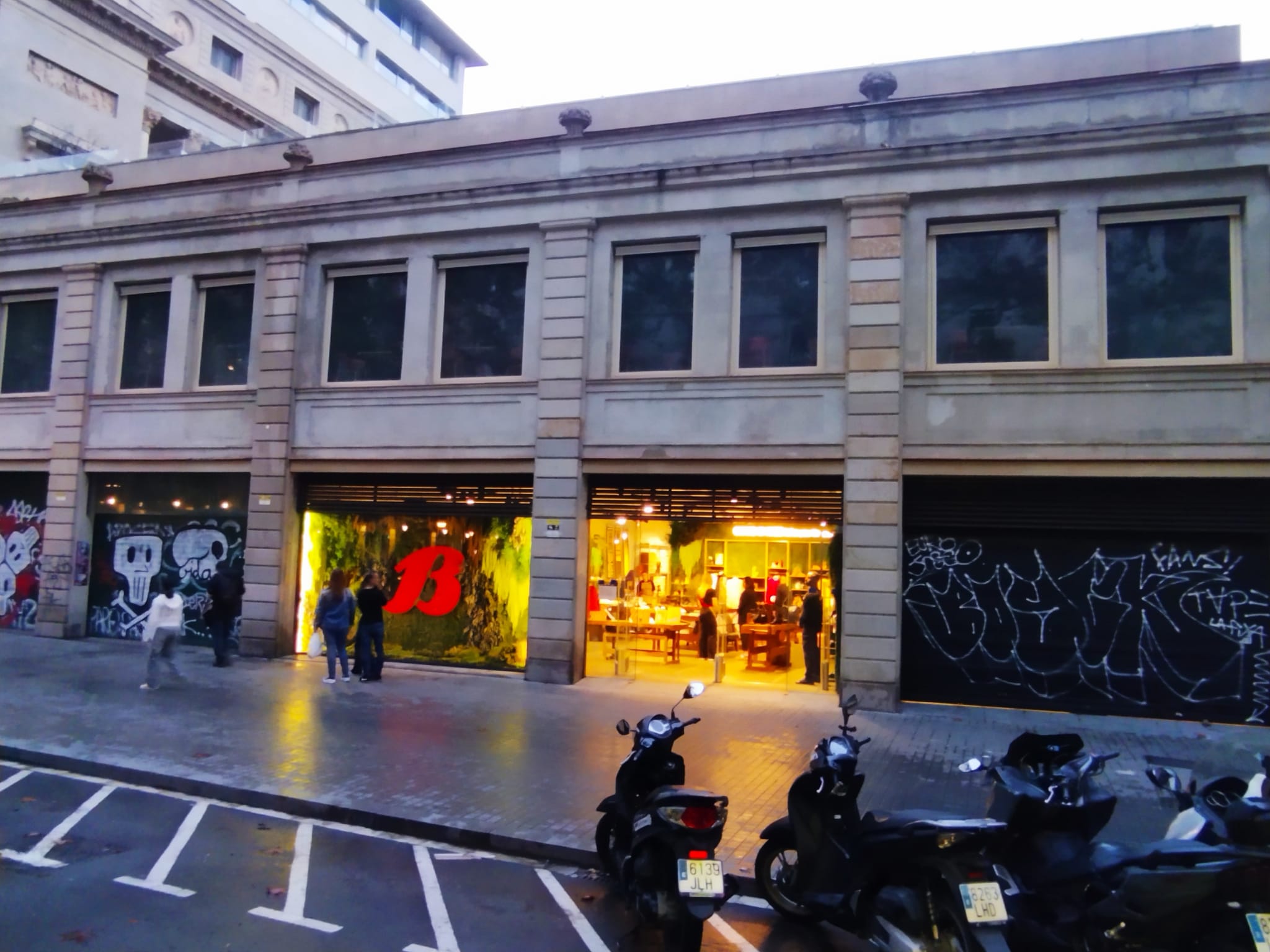 Bata ha obert una 'pop-up' als antics magatzems Sepu de la Rambla / Jordi Subirana