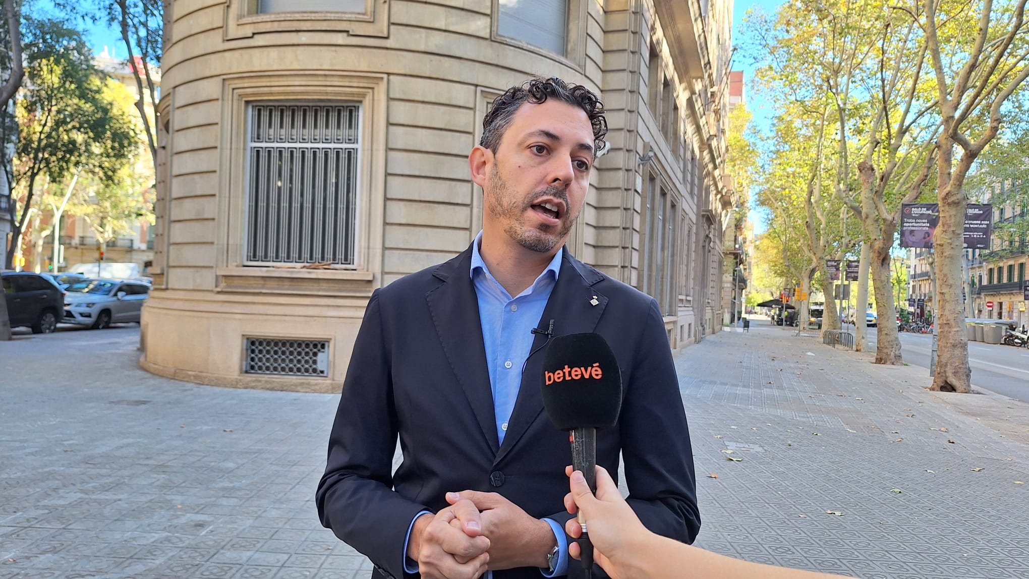 Imatge del regidor de Junts Joan Rodríguez davant dels antics jutjats socials de Barcelona / Junts