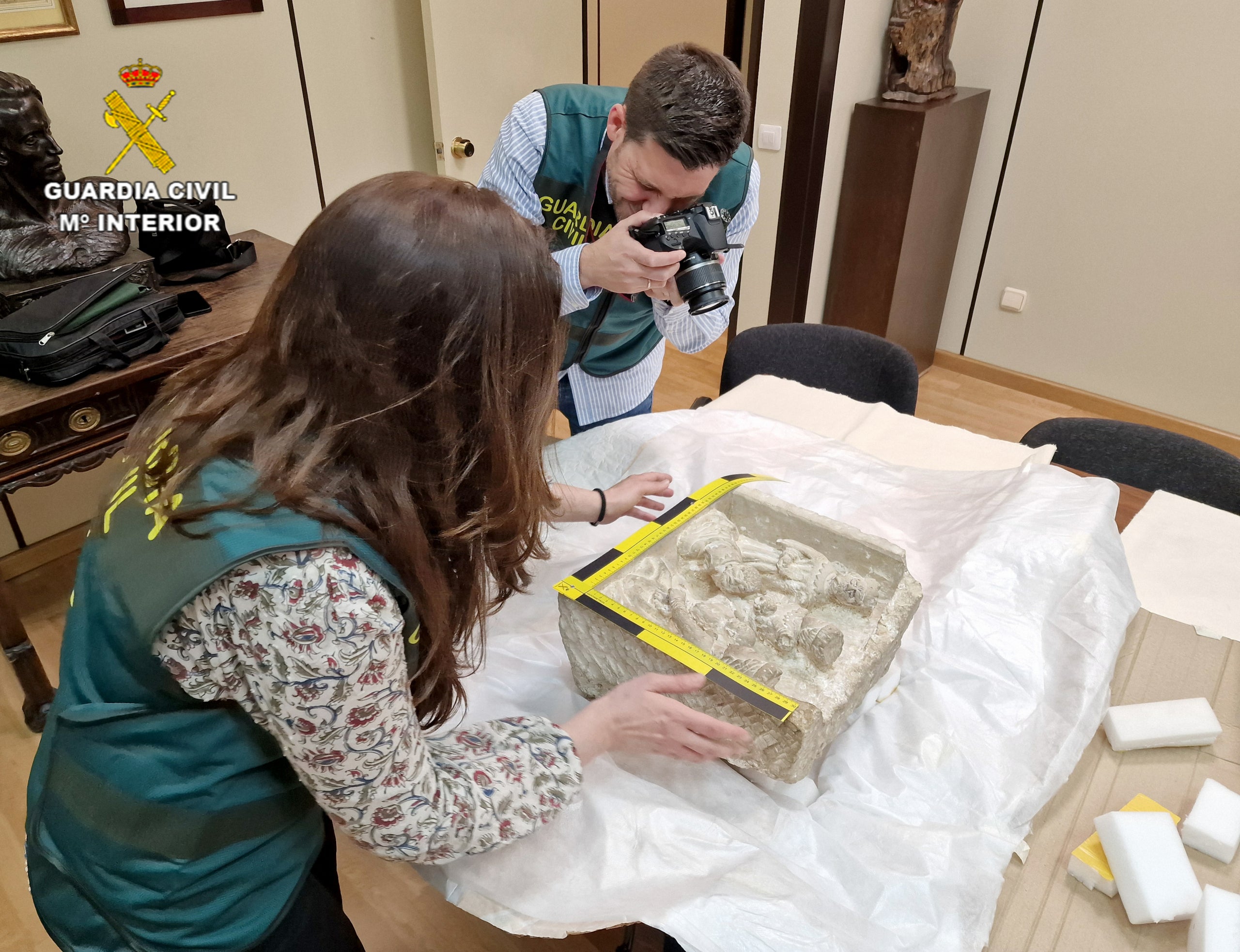 Los policías examinan la obra románica | Guardia Civil