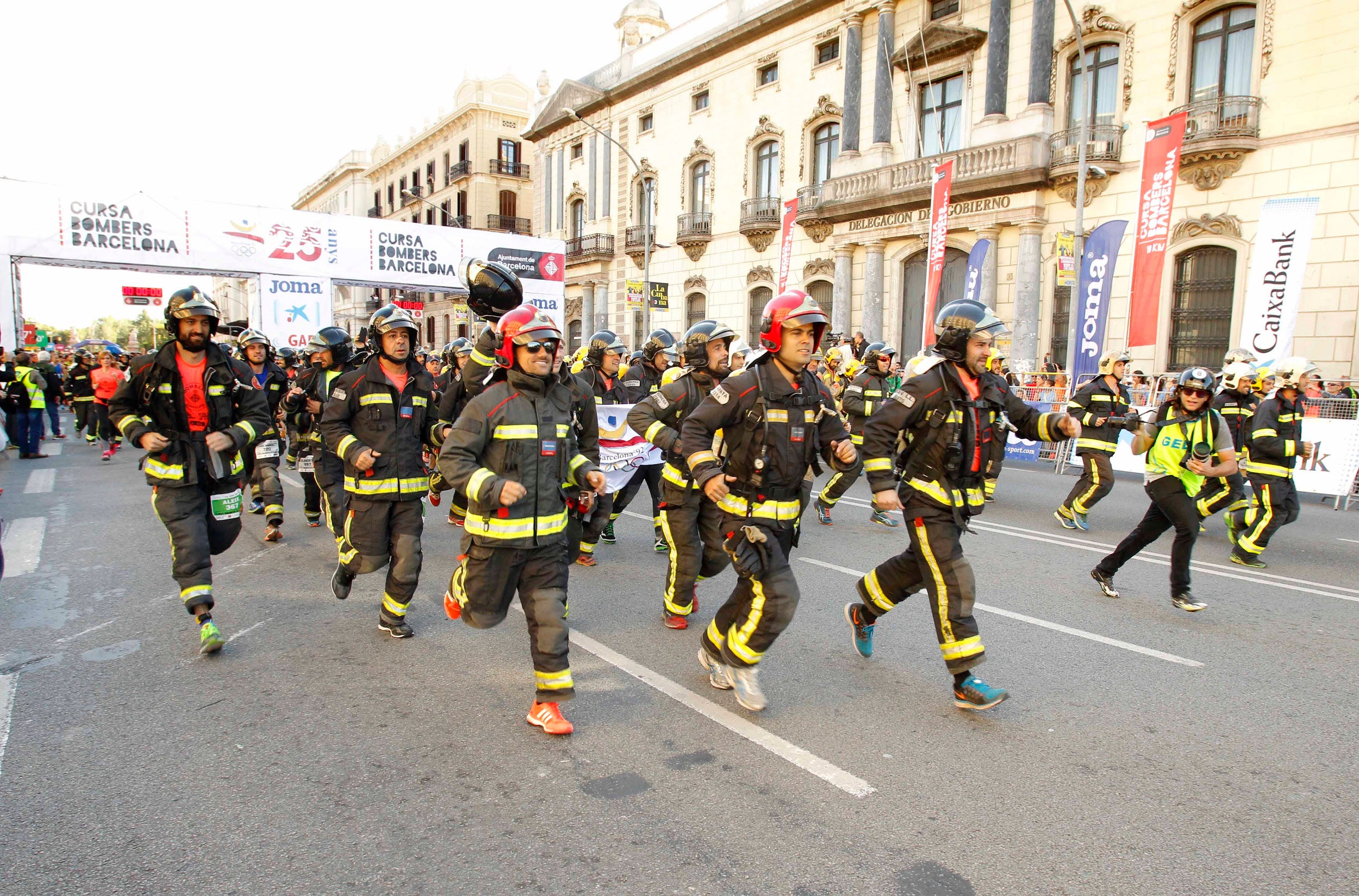 Varios Bomberos en la salida de la carrera que ha recorrido las calles de Barcelona / ACN