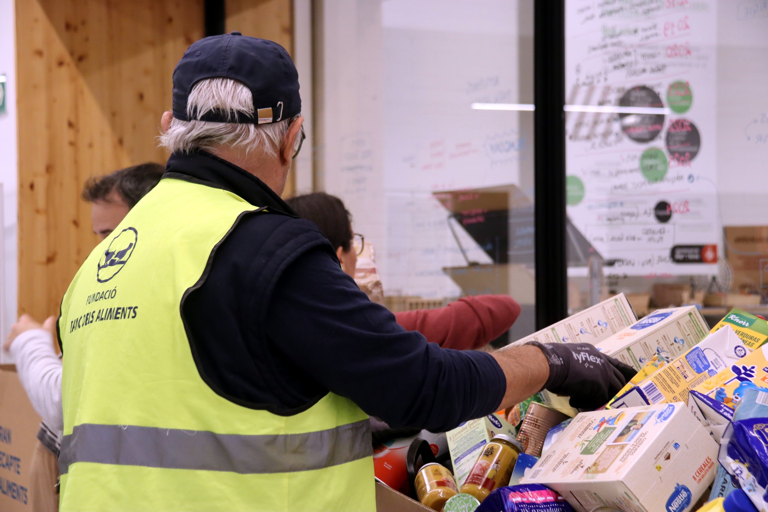Un voluntari del Banc dels Aliments recull productes per als afectats de la DANA al País Valencià / ACN