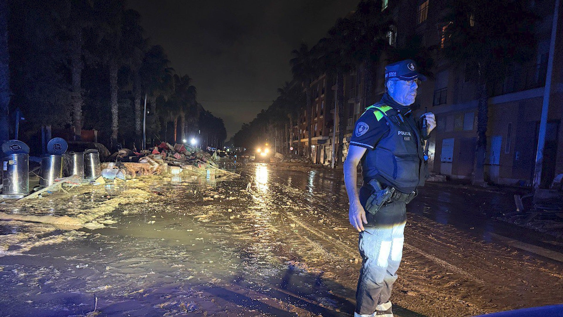 Agente de la Guardia Urbana de Barcelona trabajando en una zona afectada por la dana en el País Valenciano / ACN