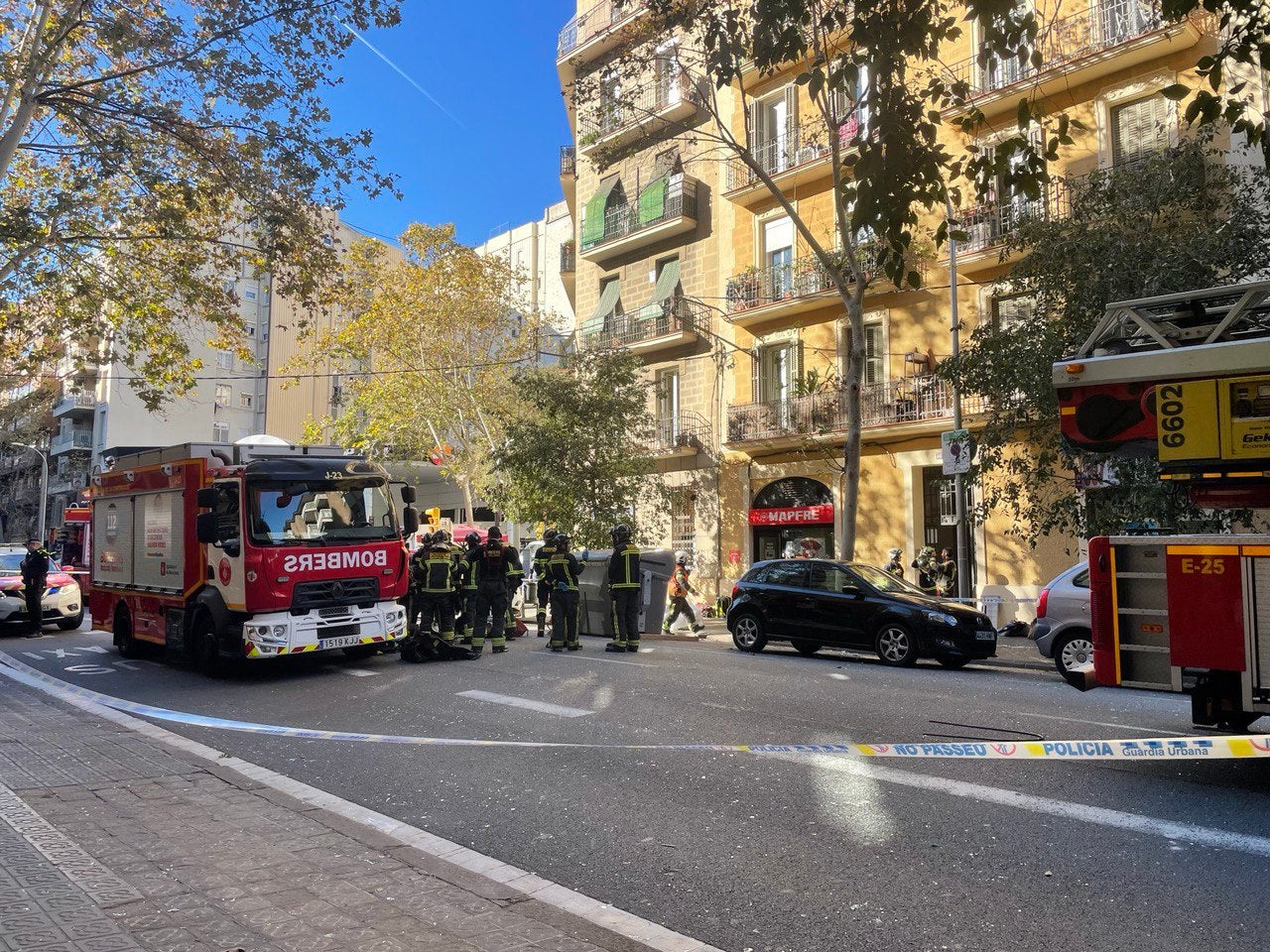 Explosión con dos heridos en un piso de la calle de Valencia / A.R.