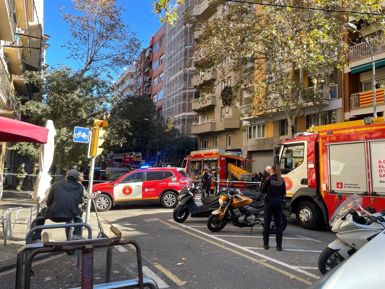 Explosión con dos heridos en un piso de la calle de Valencia / A.R.