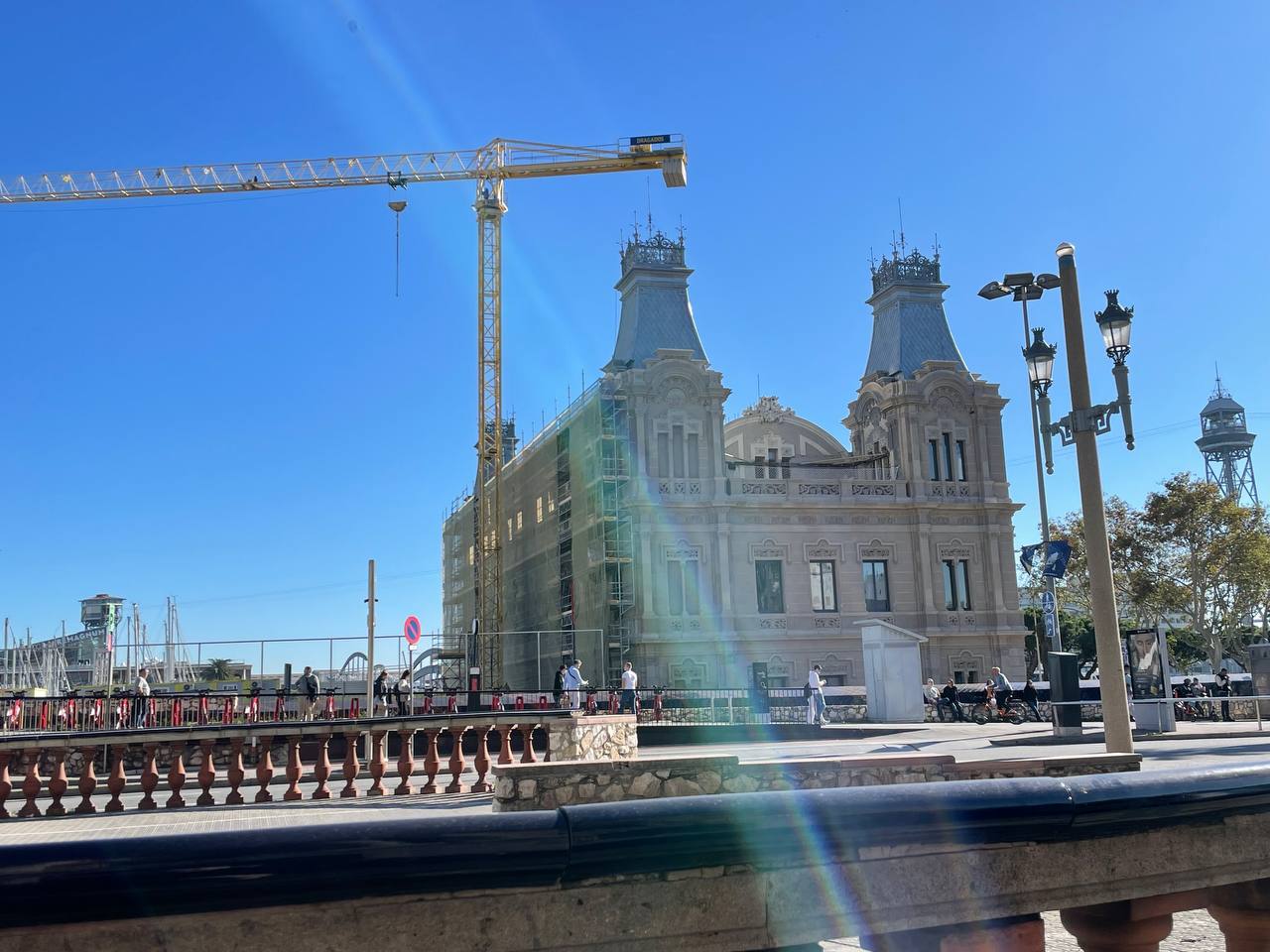 Els operaris han reprès les obres de reforma del Portal de la Pau després de tres mesos aturades per la Copa Amèrica / A.R.