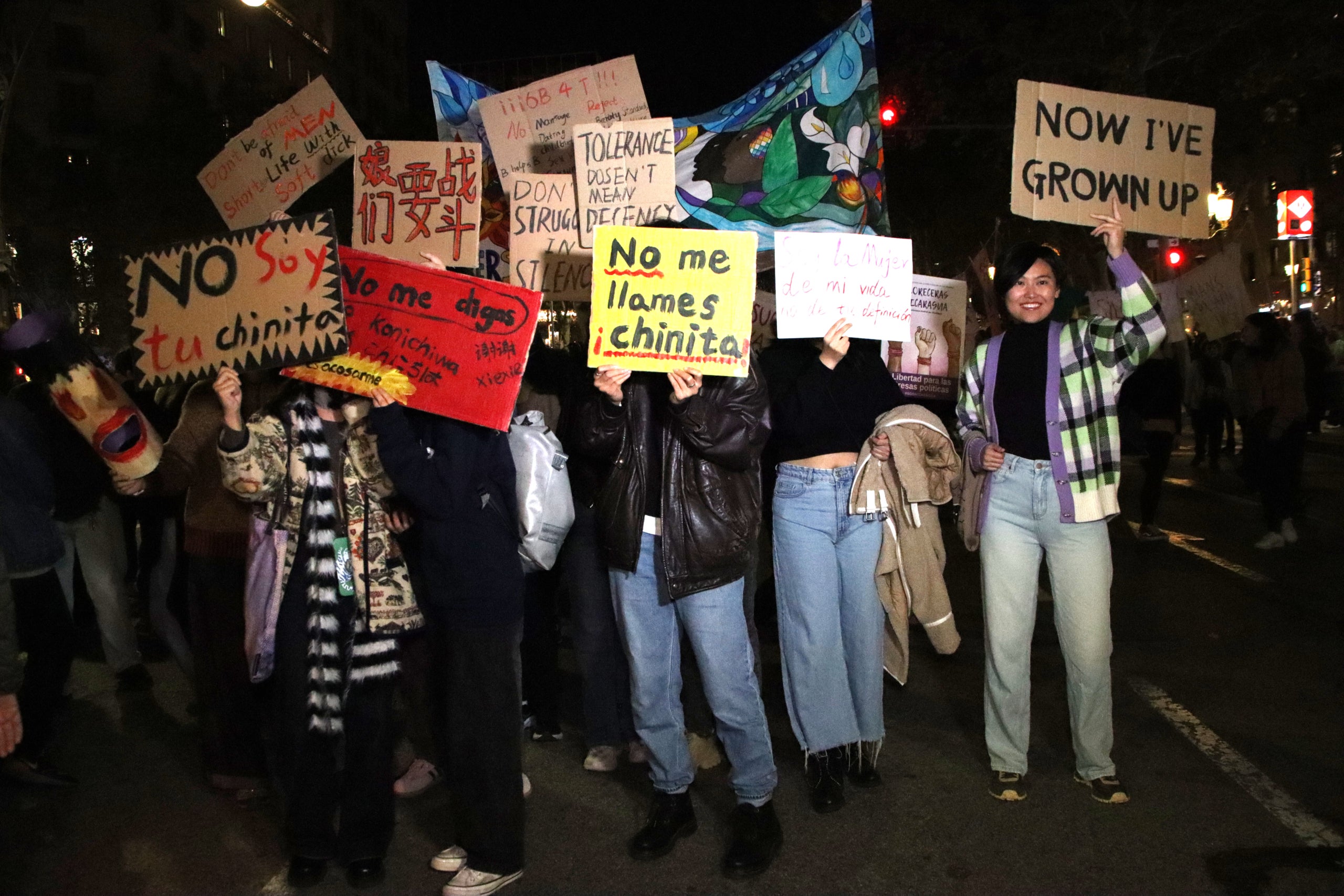 Un grupo de mujeres enseñan carteles en la movilización por el 25-N | Blanca Blay (ACN)