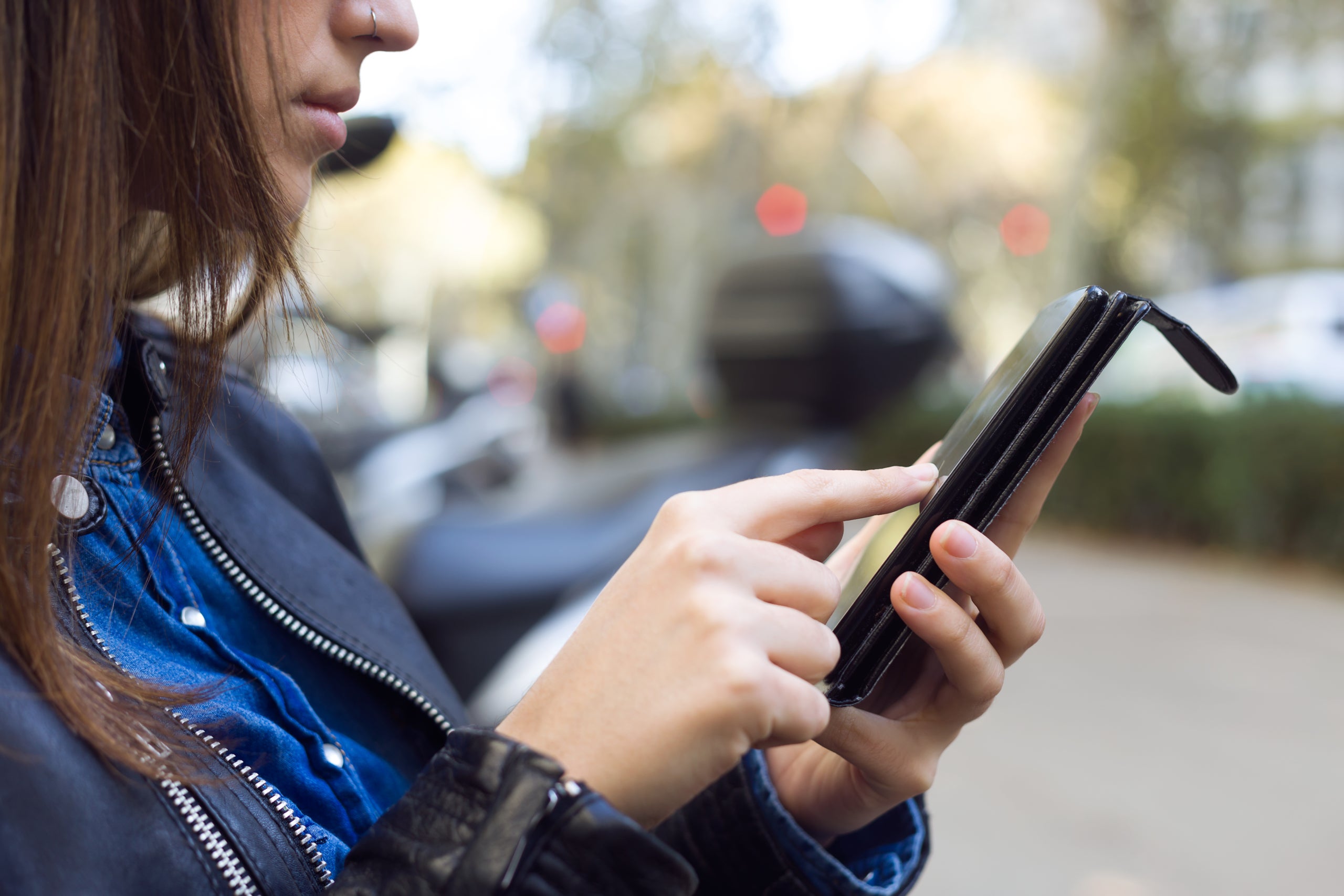 Imatge d'arxiu d'una persona amb un telèfon mòbil / Pixabay