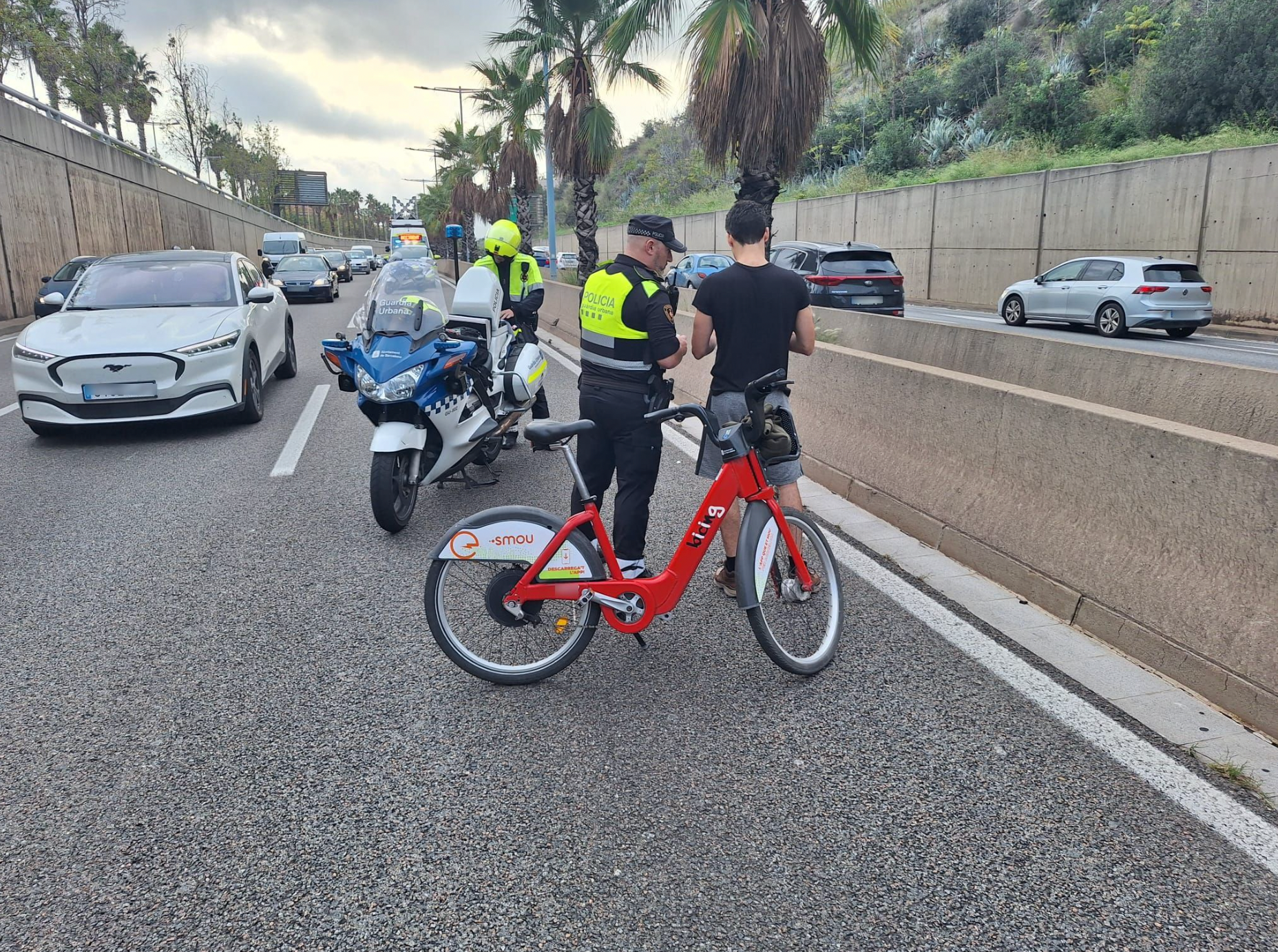 Un ciclista circulant per la Ronda de Dalt, aturat per la Guàrdia Urbana G.U
