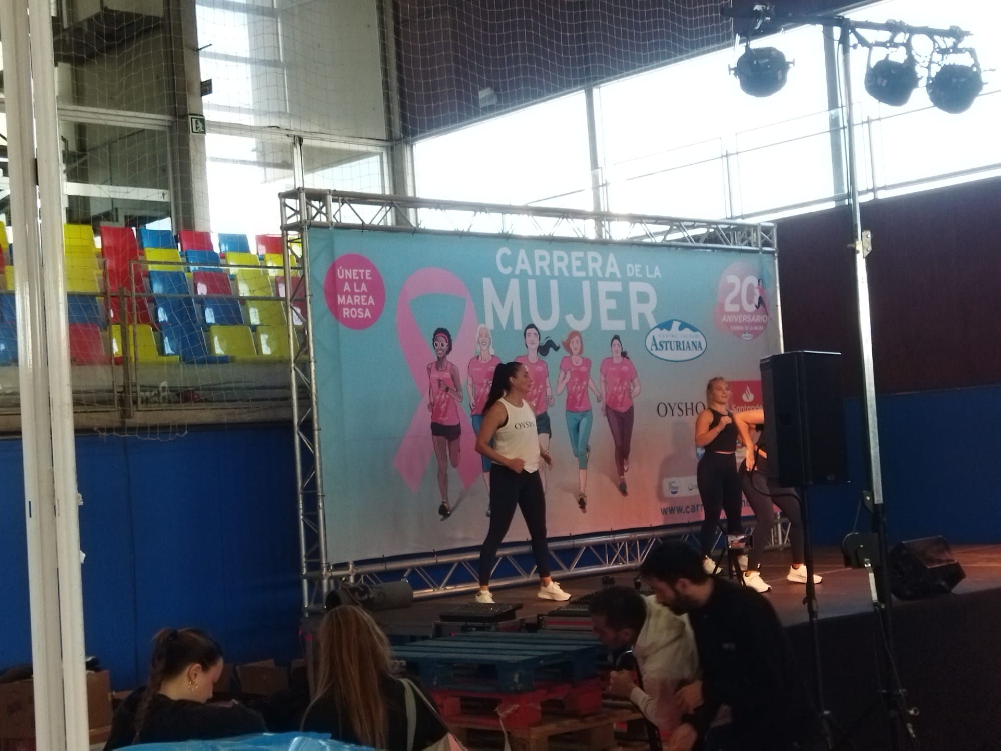 Una clase de baile, en el pabellón de la Mar Bella, con el nombre de la Carrera de la Mujer en castellano / Cedida