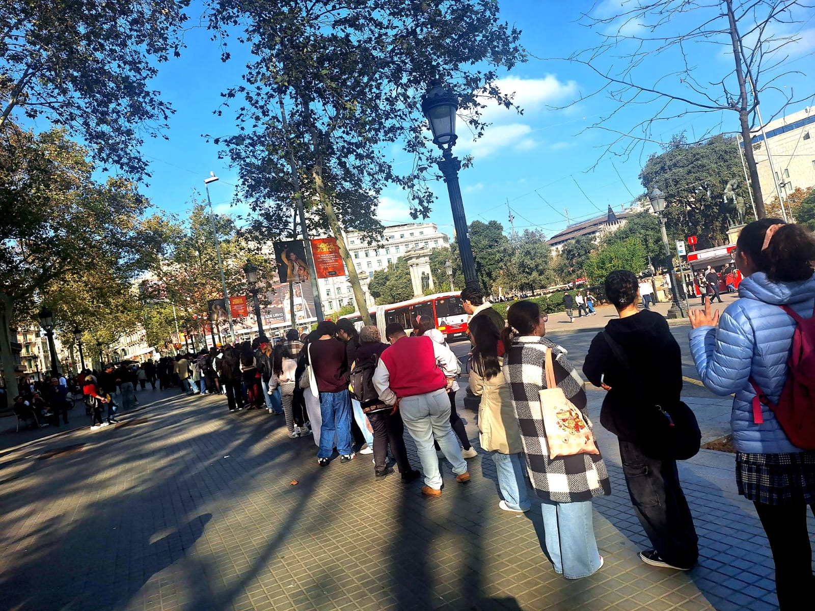 Llarga cua al centre comercial del Triangle per l'obertura de la botiga POP MART, el 30 de novembre / Cedida-Alberto Mejías