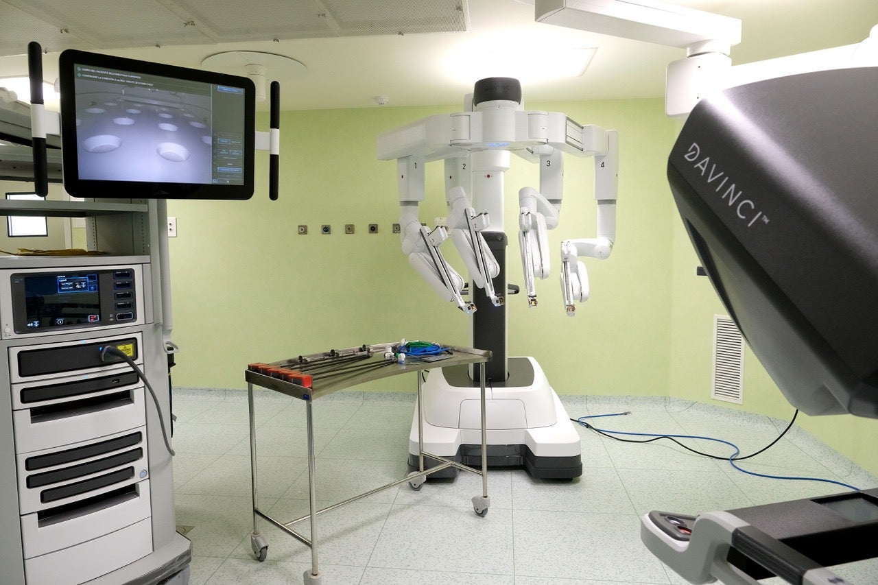 El Hospital HM Nou Delfos mejora los resultados en el
tratamiento quirúrgico de pacientes obesos gracias a la
plataforma robótica Da Vinci Xi