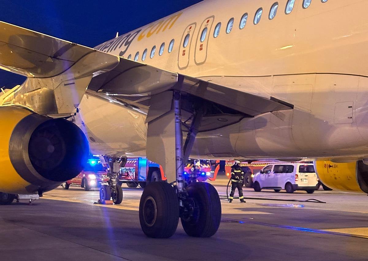 Els Bombers inspeccionen l'avió de Vueling avariat al Prat / ACN