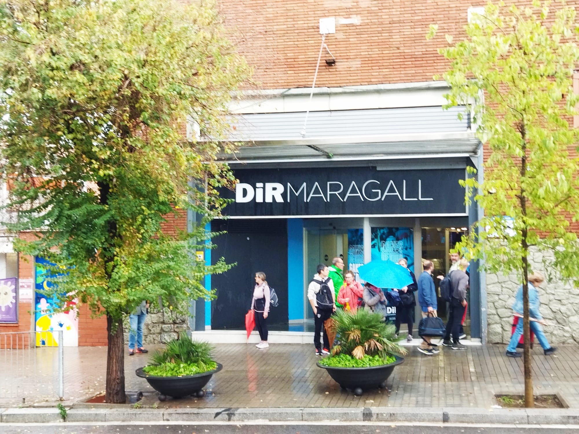 Clients a les portes del DIR Maragall, després que s'anunciés que el centre tancava / Jordi Subirana