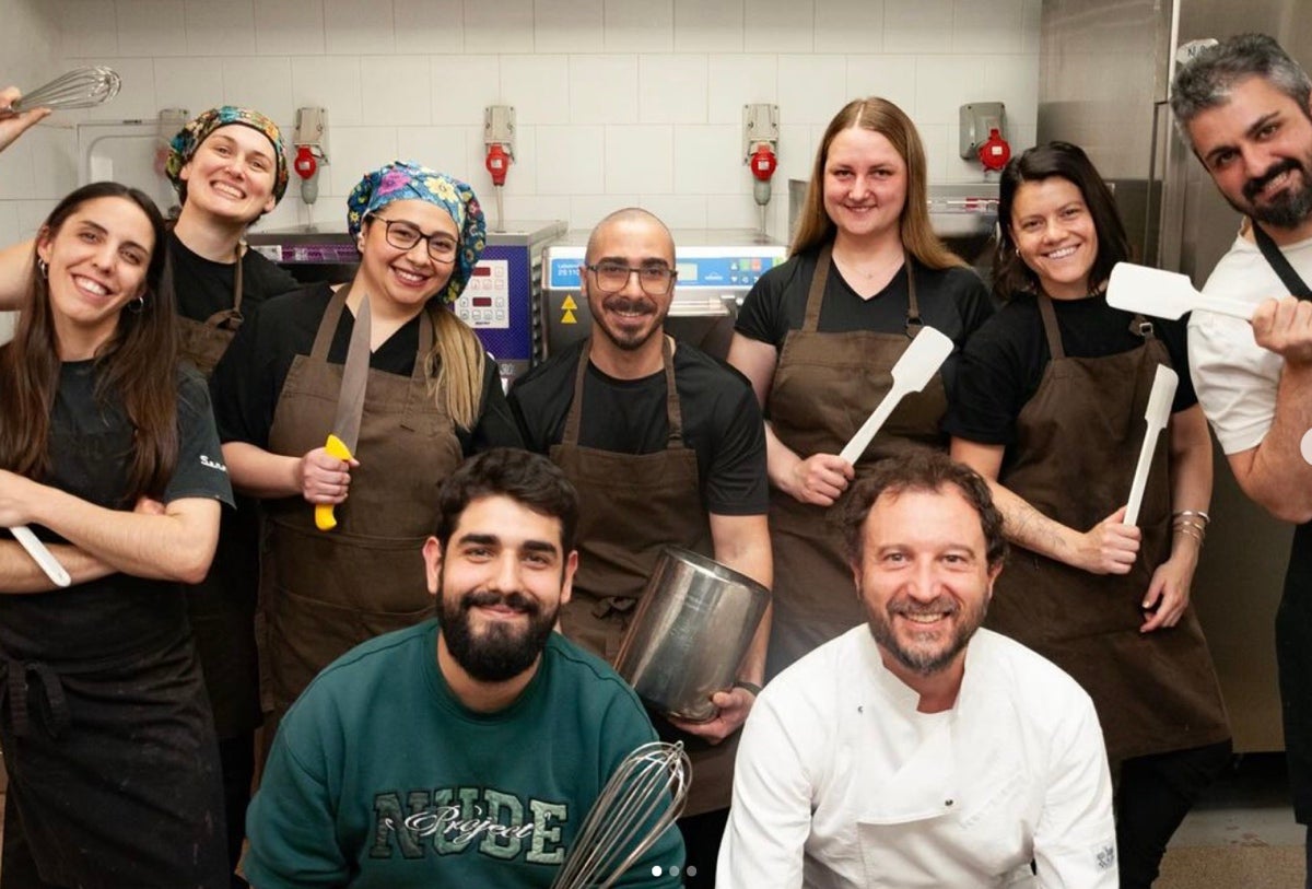 Massimo Pignata, ajupit i de blanc, amb part de l'equip de Delacrem / Eixos Barcelona
