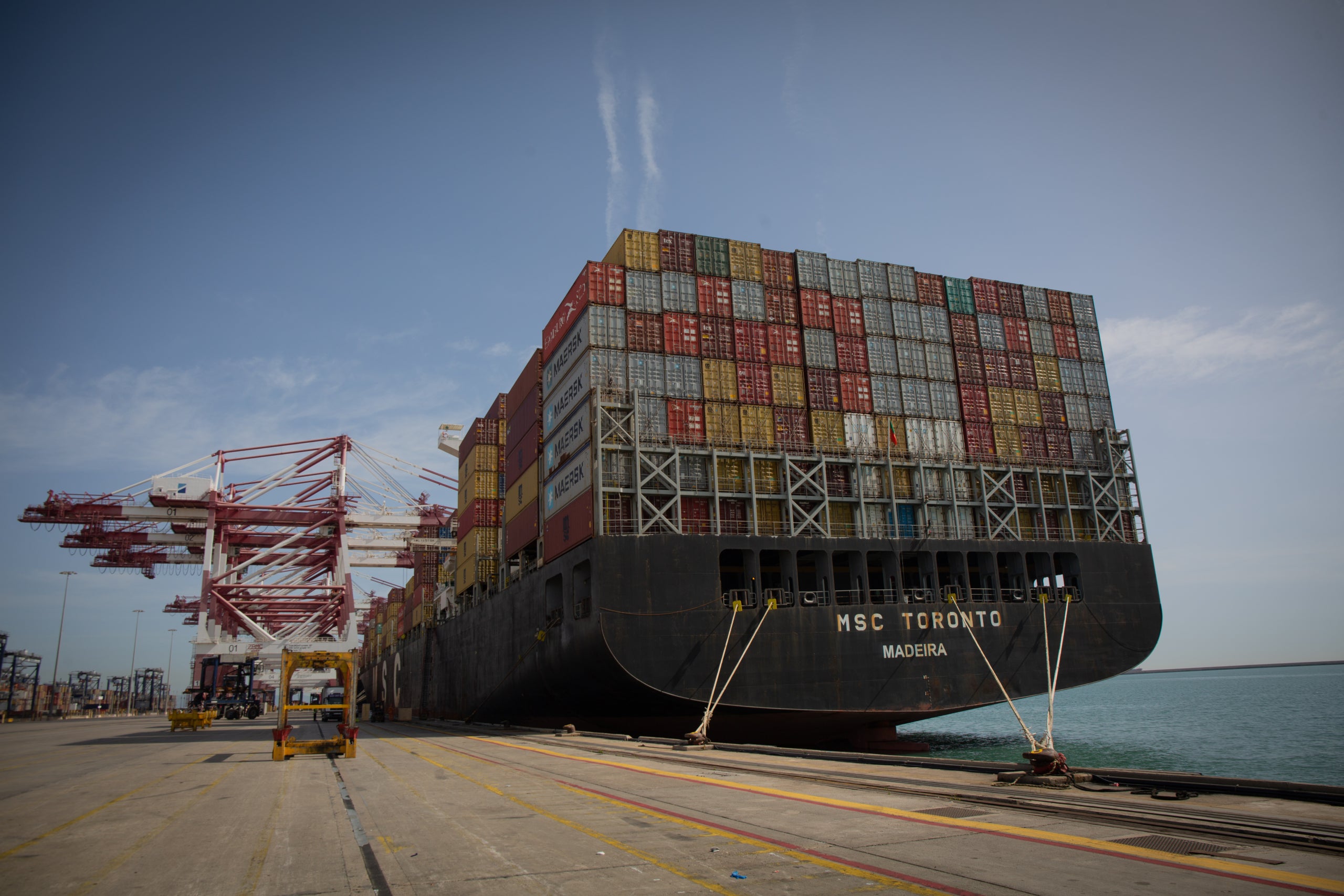 Una vaixell descarrega contenidors en una de les terminals del Port de Barcelona en una imatge d'arxiu / David Zorraquino (Europa Press)