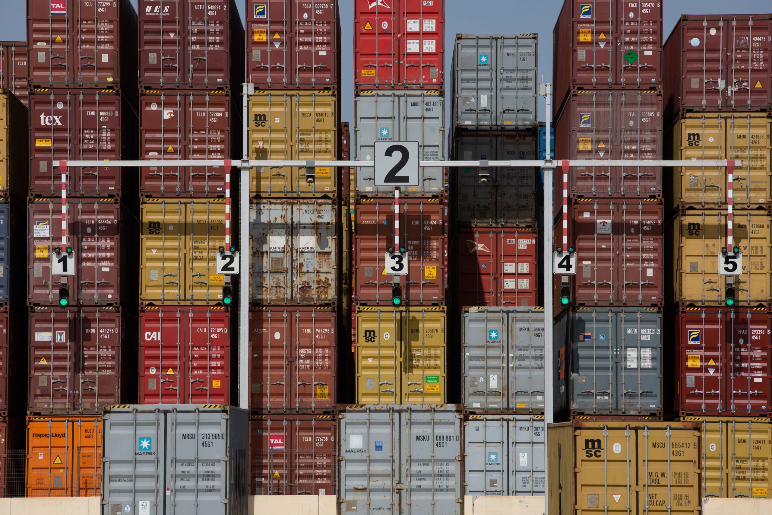 Contenidors en una de les terminals del Port de Barcelona en una imatge d'arxiu / David Zorraquino (Europa Press)