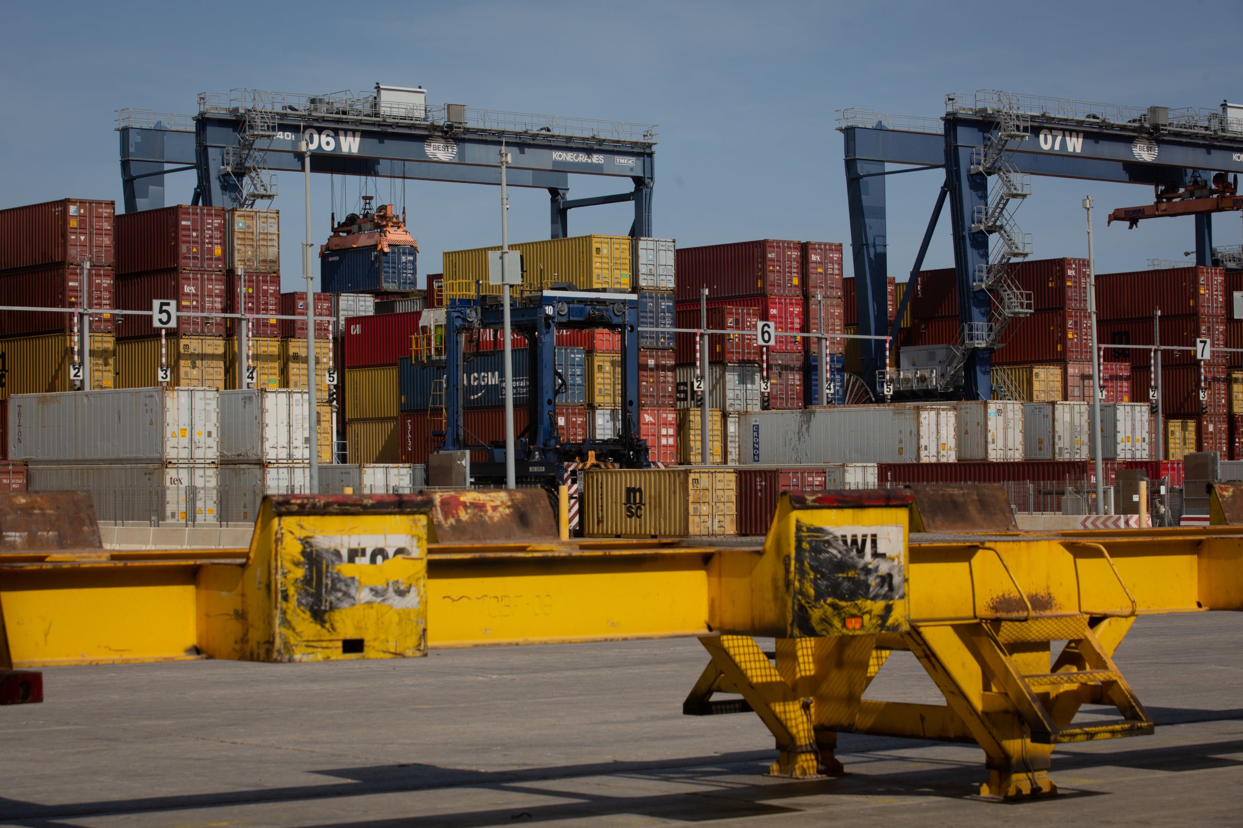 Contenidors en una de les terminals del Port de Barcelona en una imatge d'arxiu / David Zorraquino (Europa Press)