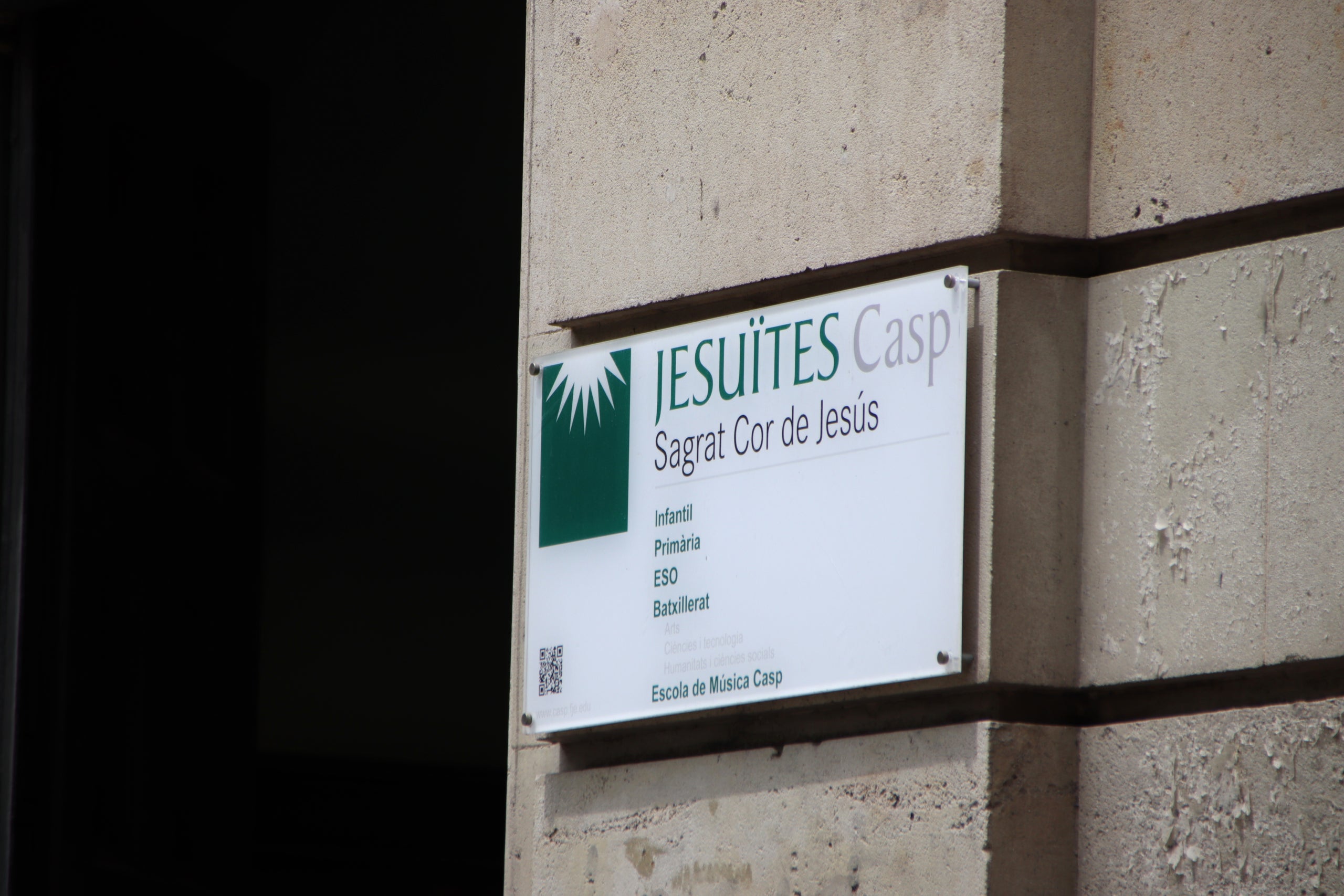 Placa de la escuela Jesuïtes de Casp | Blanca Blay / ACN