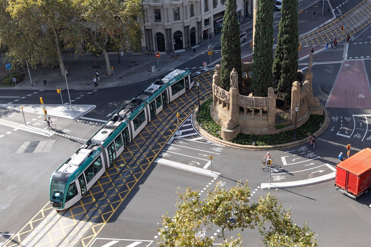 El tramvia arriba a Verdaguer des de Glòries el dia de l'estrena del servei en dia feiner/ ACN