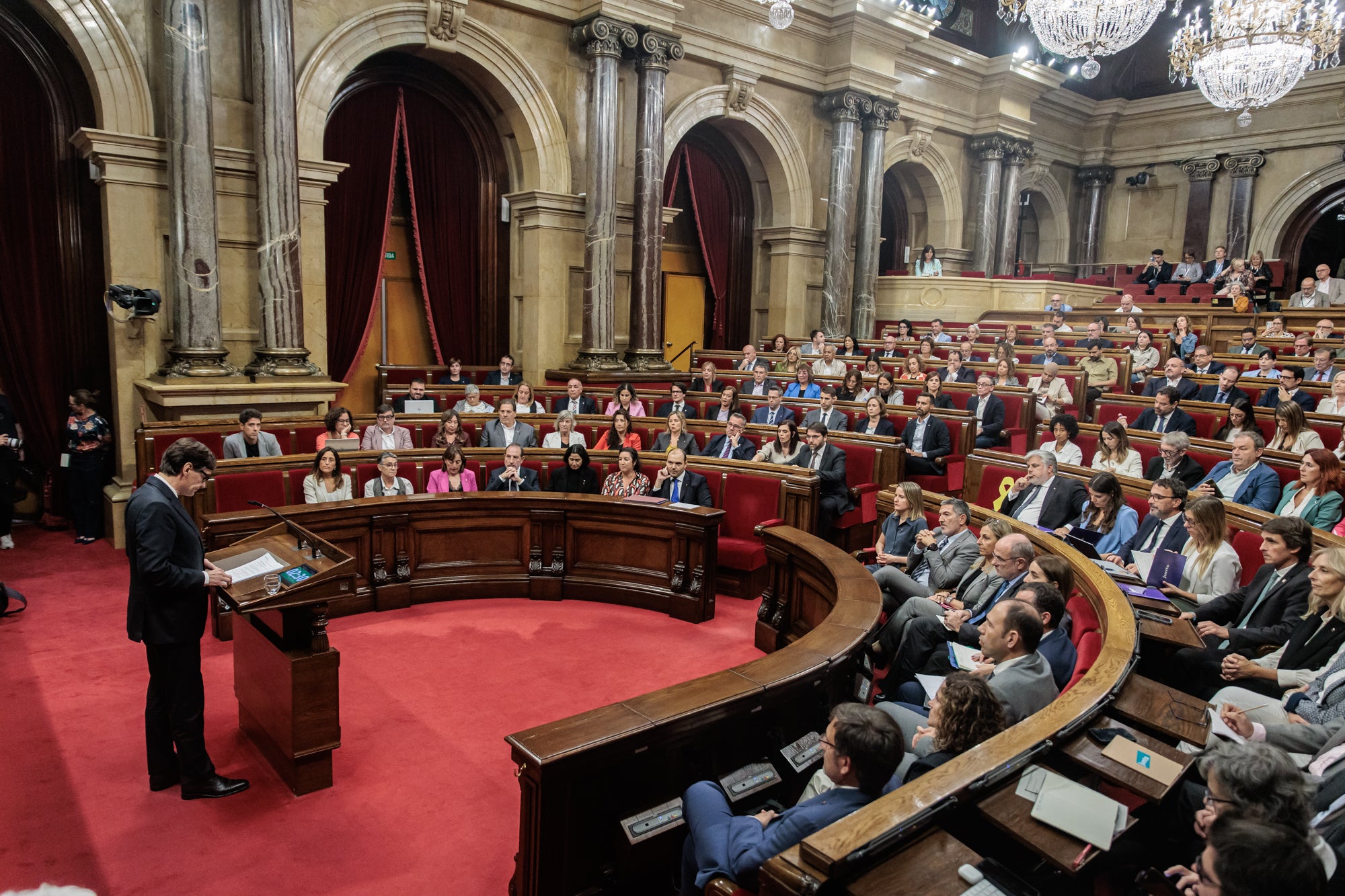 Una sessió al Parlament de Catalunya, amb les catifes icòniques | Parlament (Sergi Ramos)