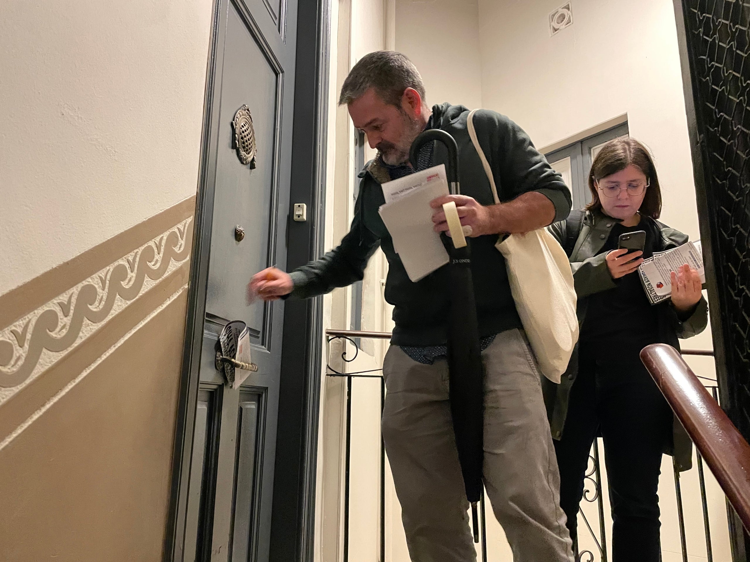 En Josep Torrent i la Lourdes Malla, dos dels afectats per males pràctiques immobiliàries que participen en les brigades informatives del Sindicat de Llogateres / A.R.
