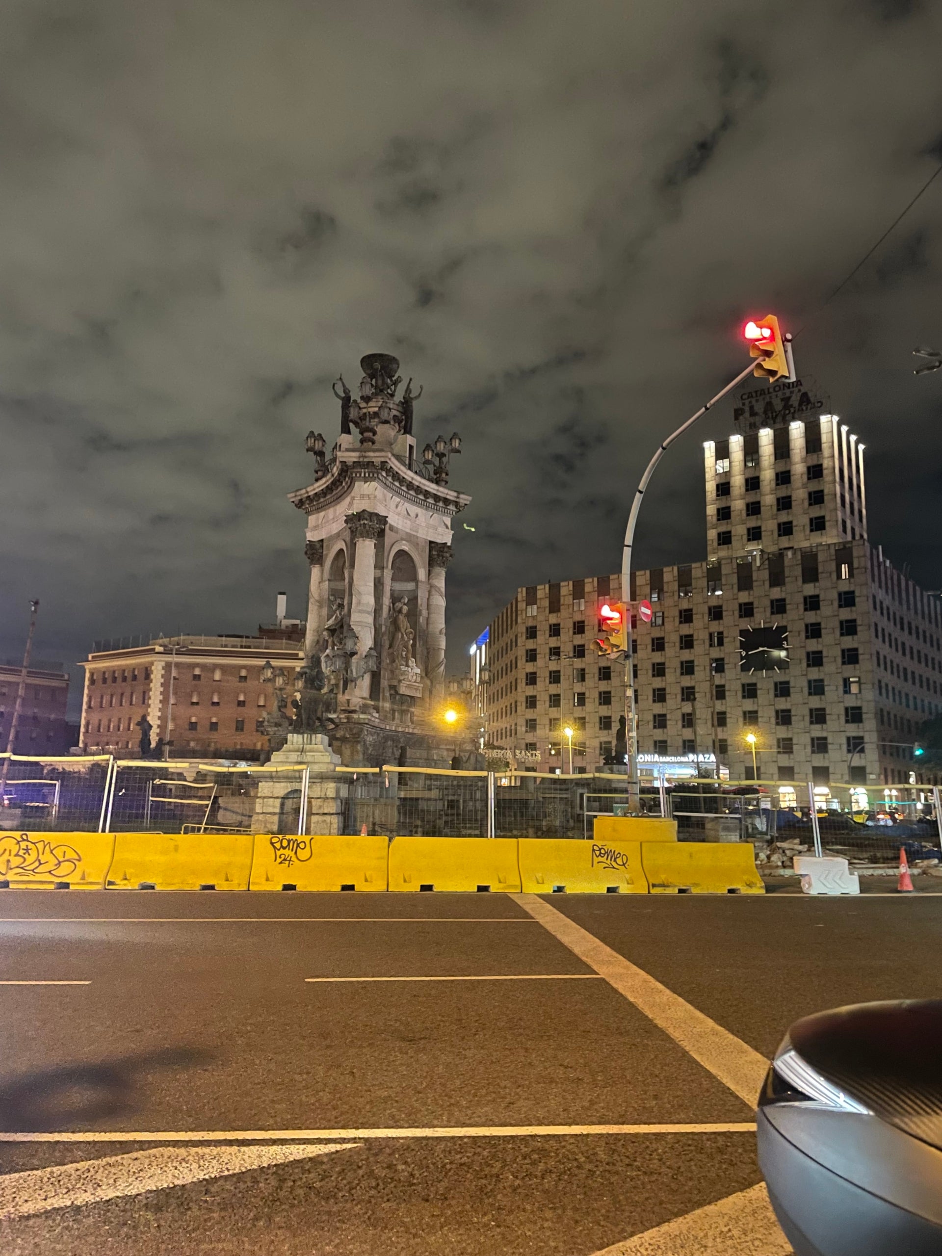 La plaça d'Espanya flanquejada per tanques d'obra i sense cap mena de llum a la part central per les restriccions per sequera / A.R.