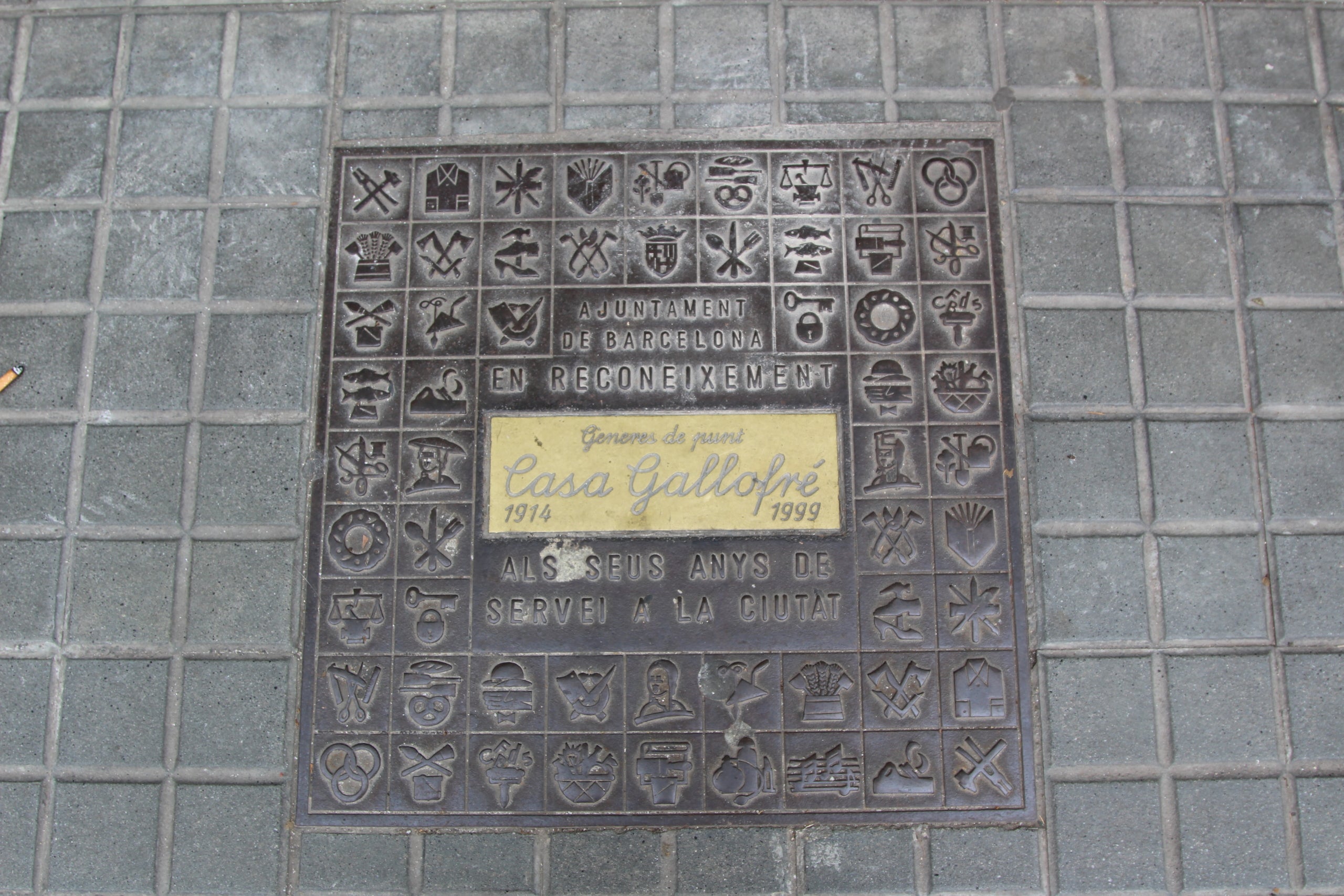 El local que hasta febrero ocupaba la mercería Casa Gallofré, con el cartel de alquiler arrancado / A.R.