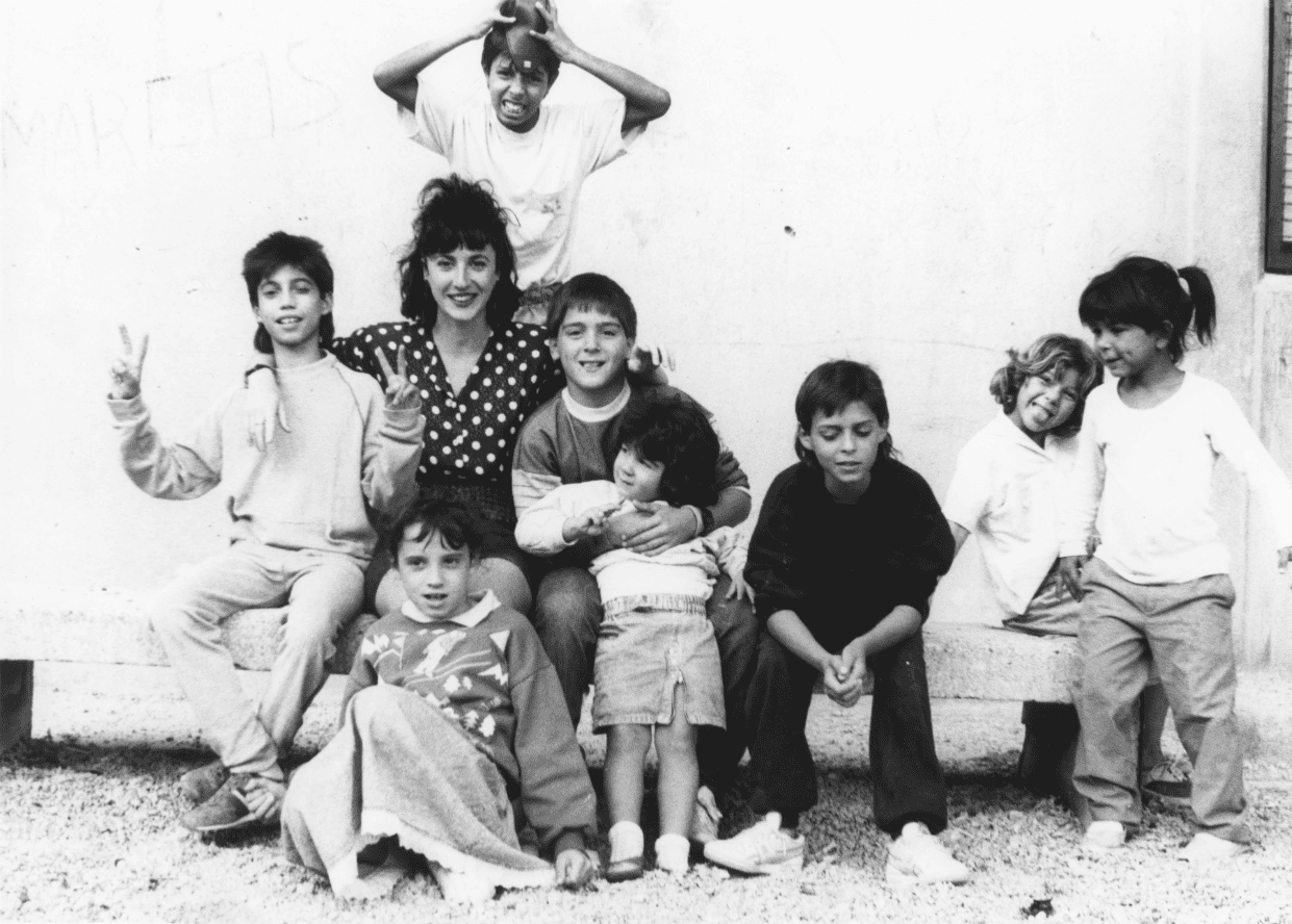 Alumnes de l'Escola Jara del barri de la mina de Sant Adrià a finals del segle XX / Escola Jara