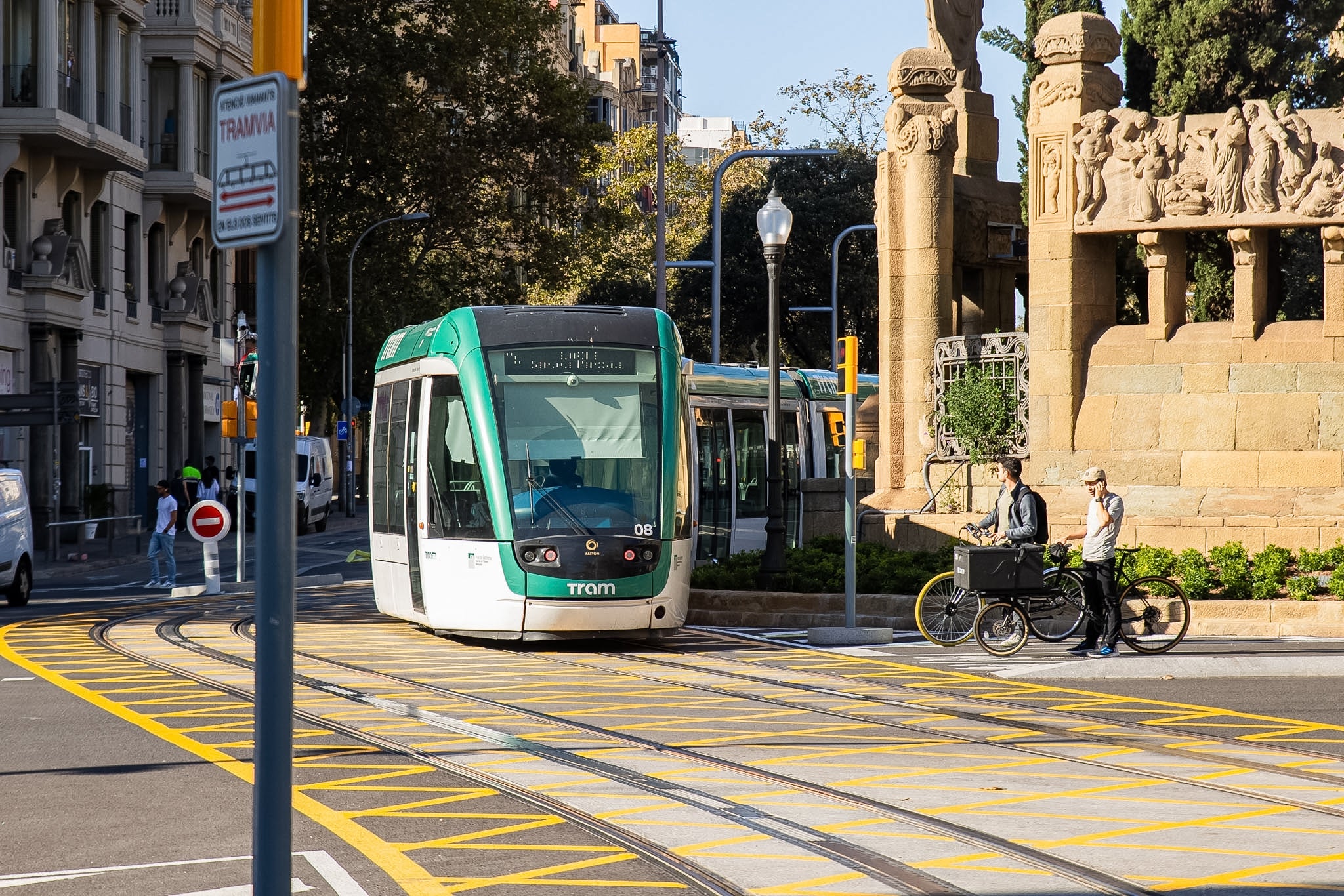 Un tramvia, quan encara estava en proves, circula per Verdaguer / Ajuntament de Barcelona 