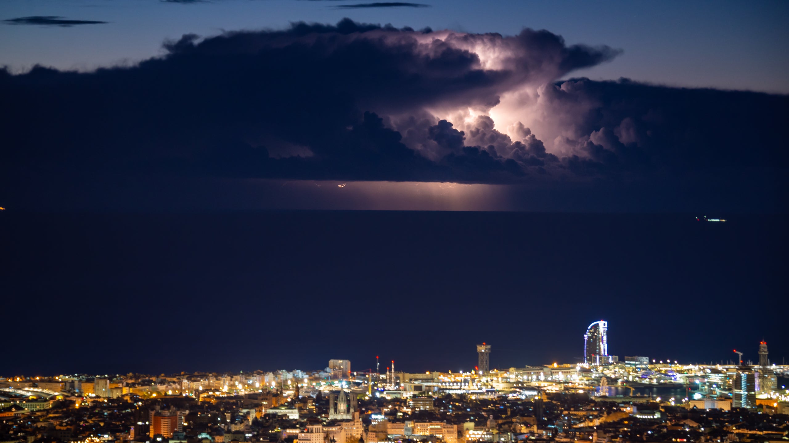 La tempesta mar endins que s'ha pogut veure des de Barcelona aquest dilluns de matinada / Alfons Puertas (Observatori Fabra)