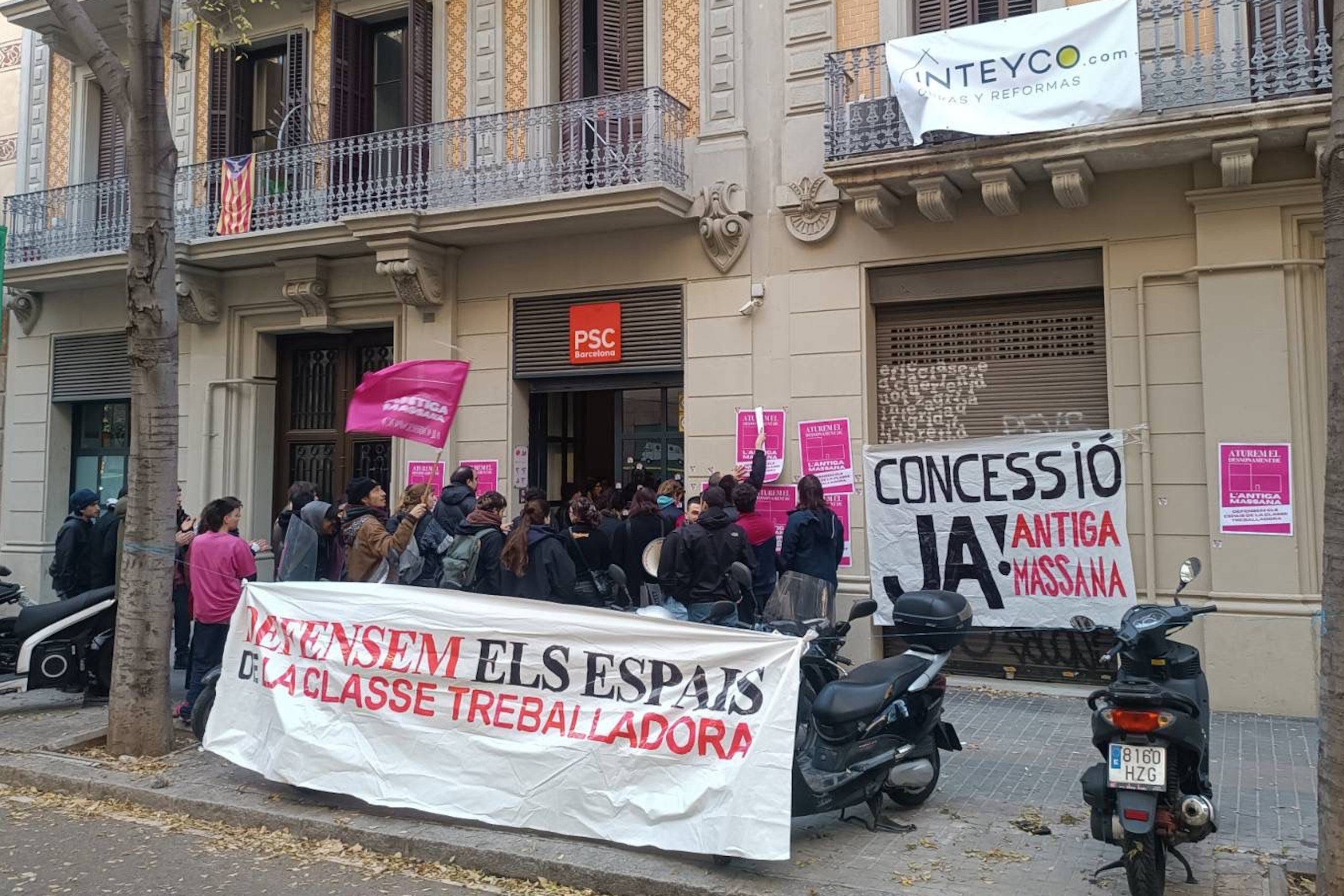 Activistes protesten davant la seu del PSC a Barcelona / ACN