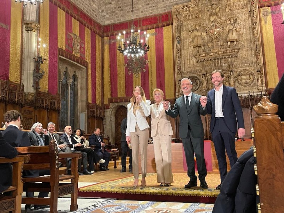 L'alcalde de Barcelona, Jaume Collboni, acompanyat de la baronessa Carmen Thyssen al Saló de Cent de l'Ajuntament aquest dijous / A.R.