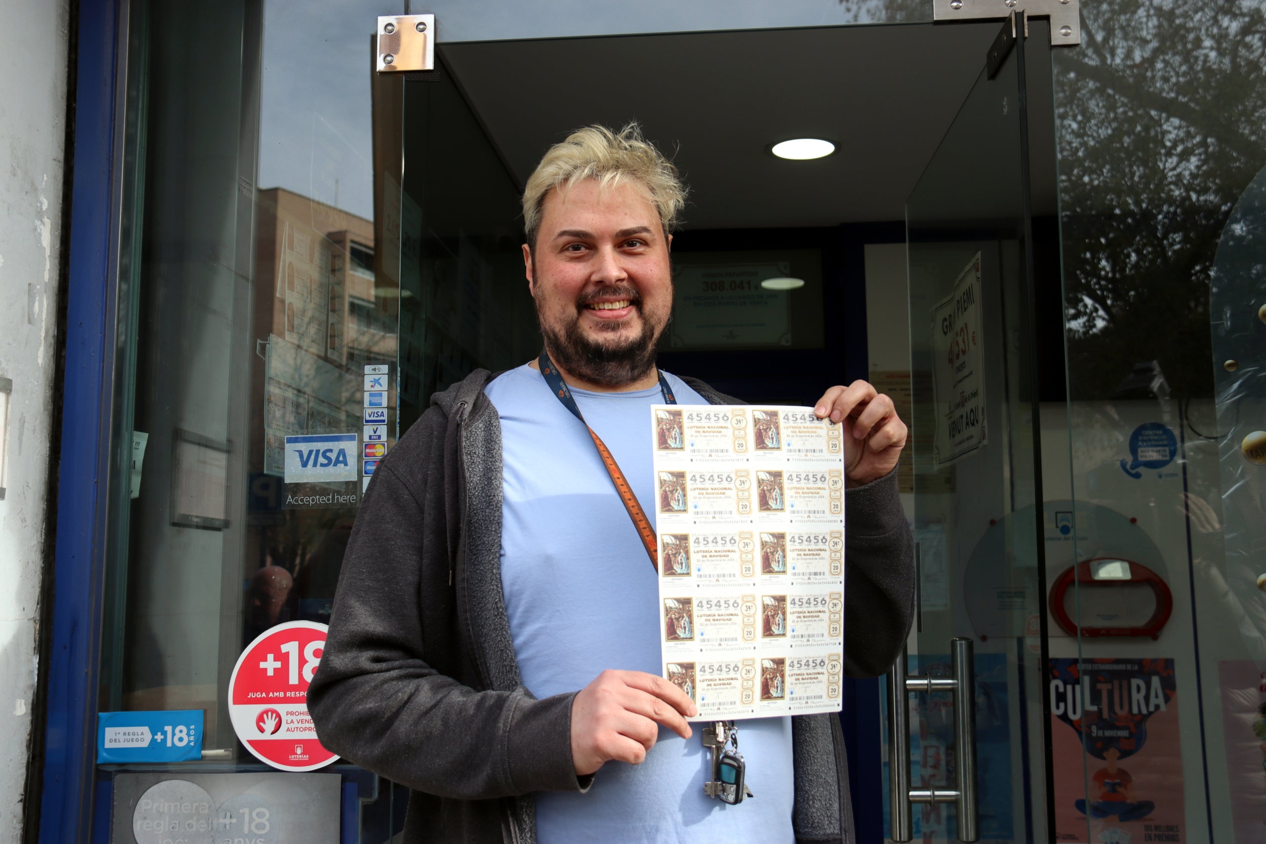 Francesc Cuenca, de l'administració número 11 de Barcelona, mostra els dècims premiats. | Nazaret Romero (ACN)