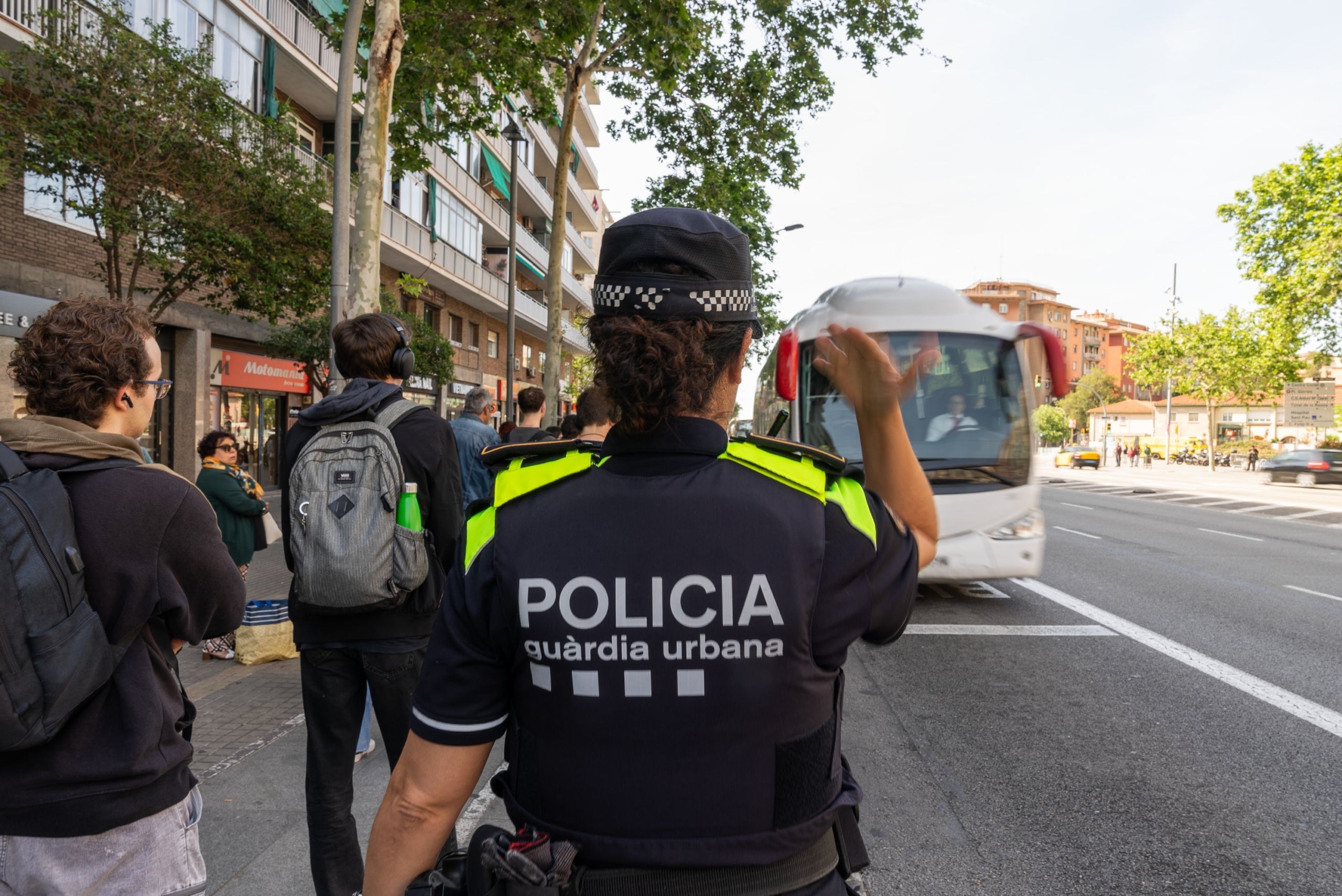 Una agent de la Guàrdia Urbana donant indicacions a un bus en una imatge d'arxiu | Ajuntament