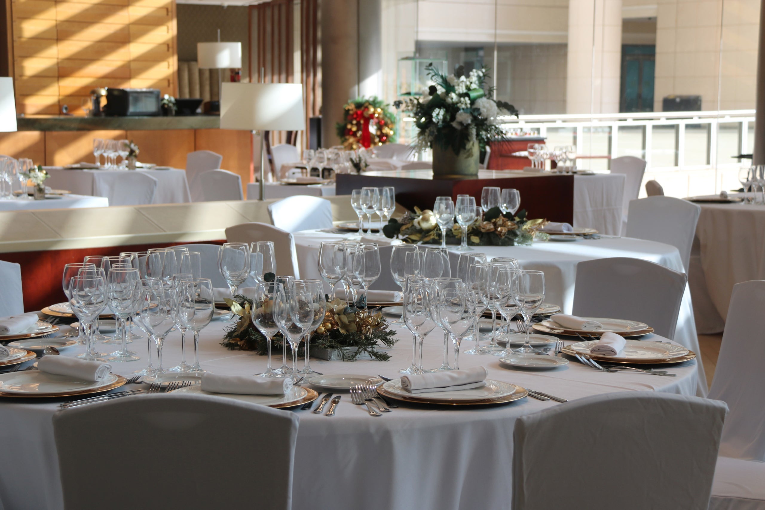 Taules parades per a la nit de Cap d'Any en un hotel de Barcelona / Maria Asmarat (ACN)
