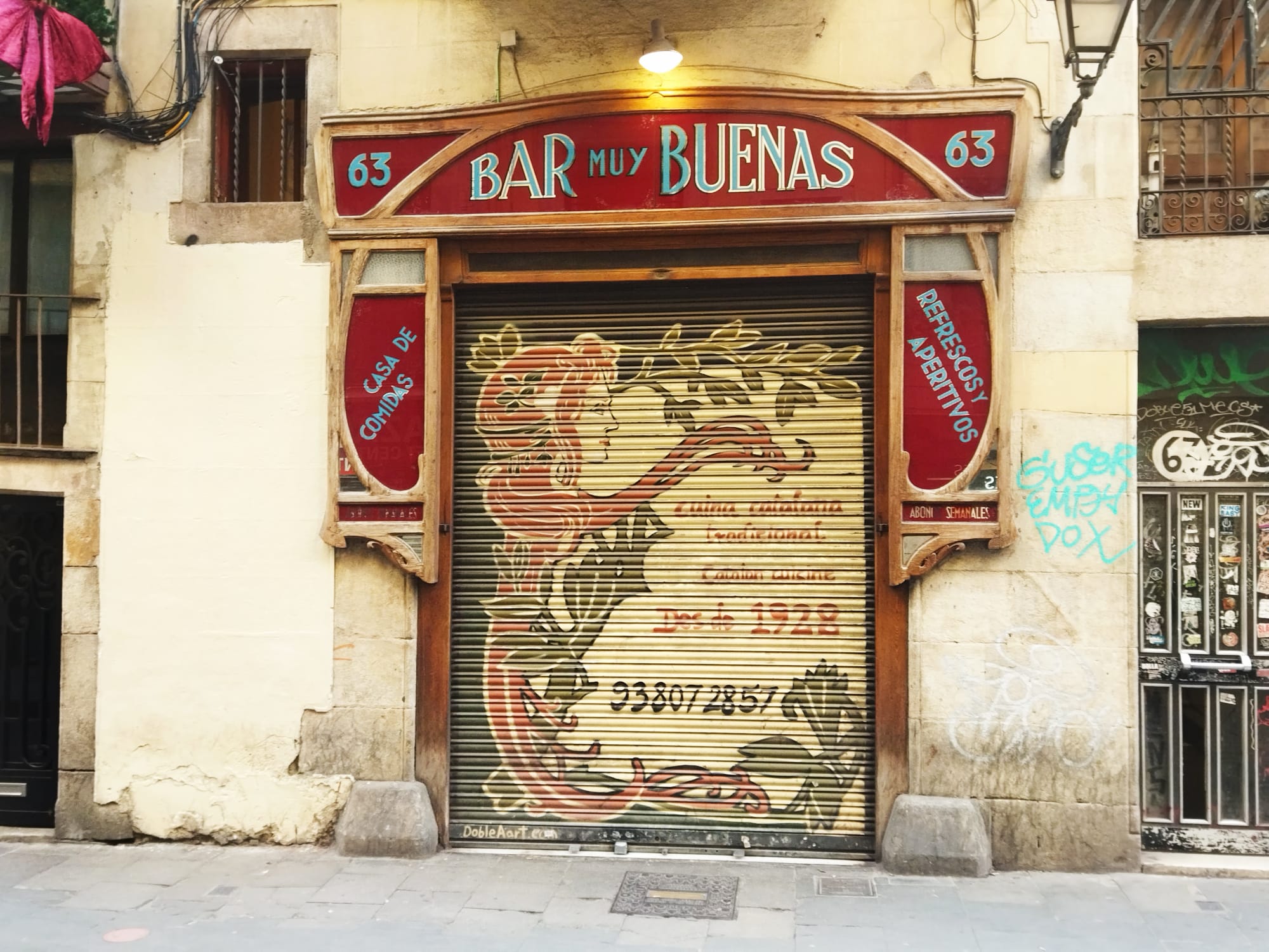 Façana del Bar Muy Buenas, al barri del Raval / Jordi Subirana
