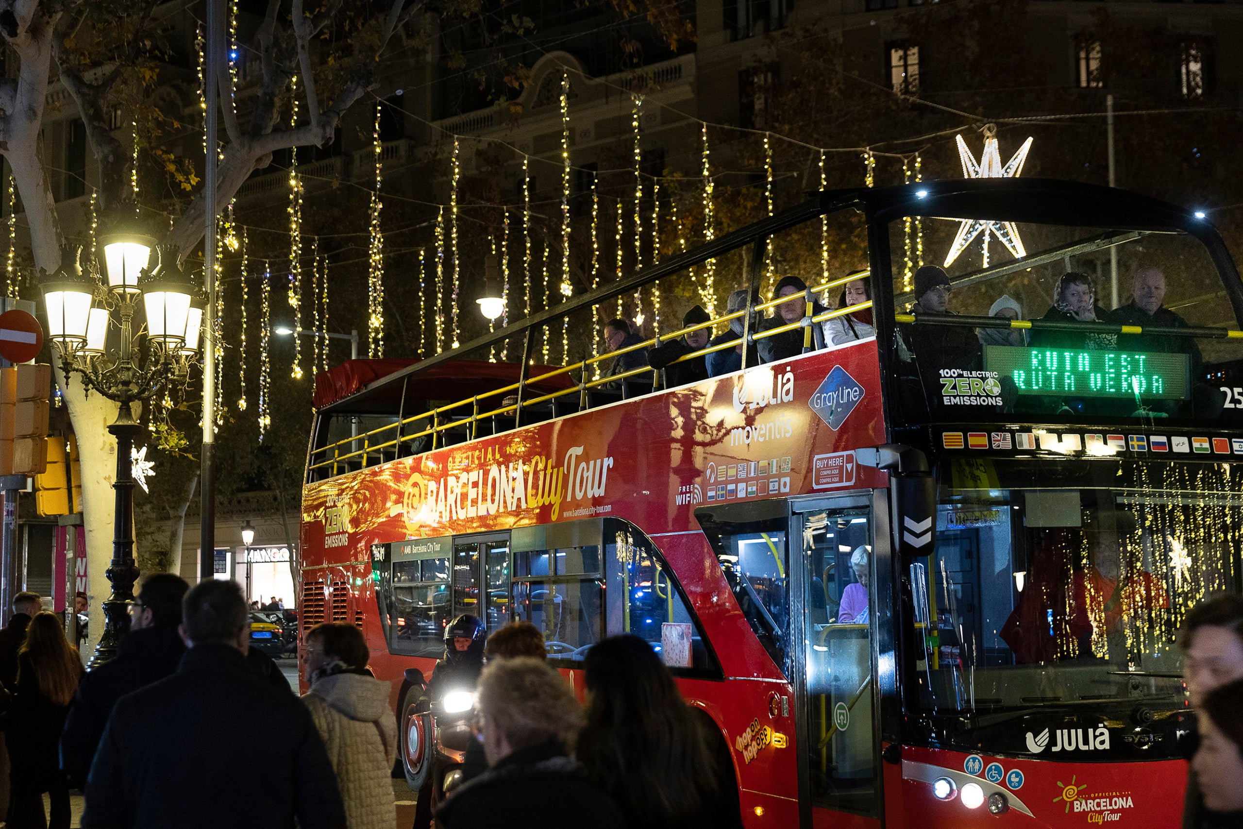 turisme, llums de Nadal, vacances hivern, centre de Barcelona, massificació